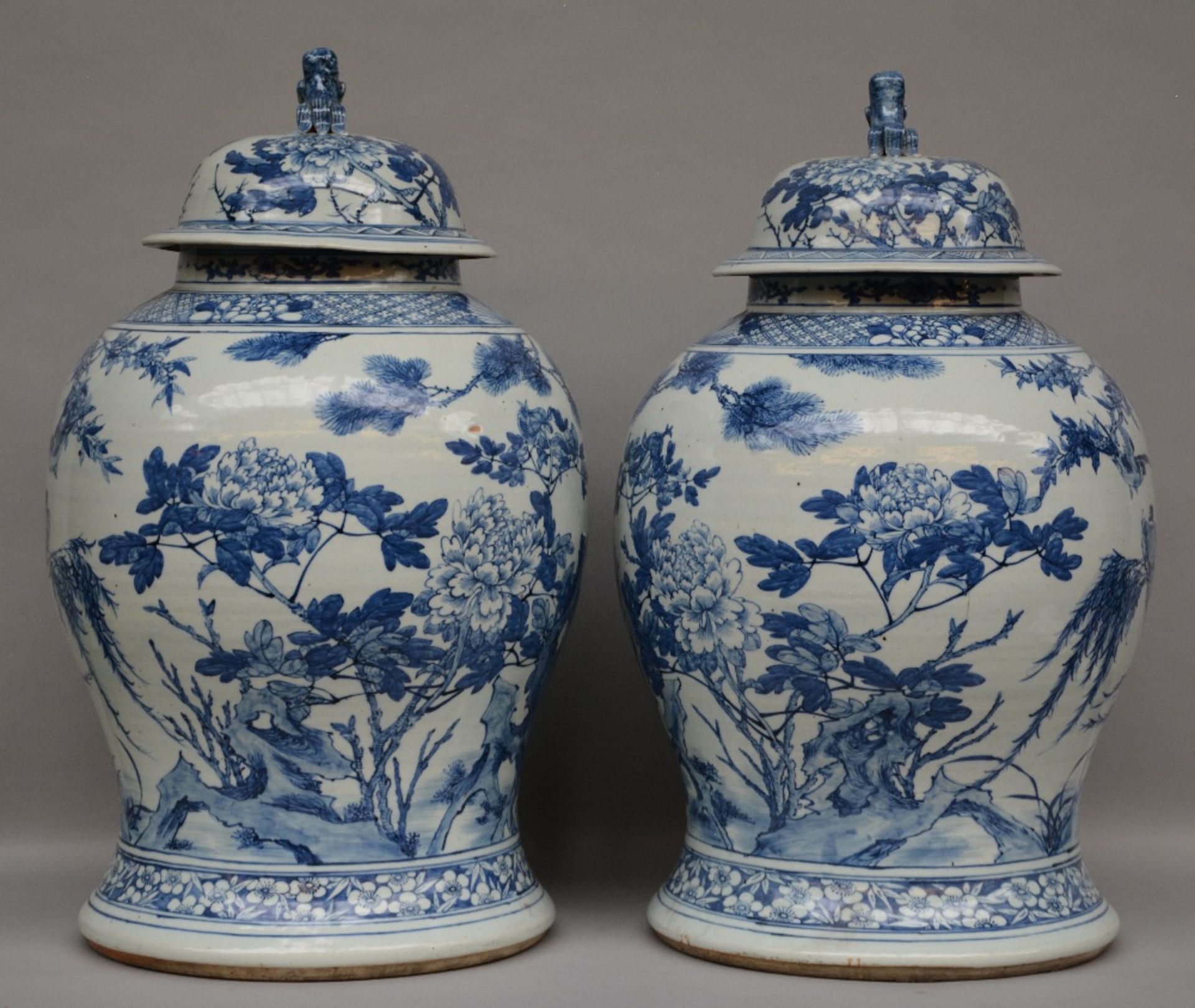 A pair of impressive Chinese blue and white vases with cover, decorated with the image of birds on a - Bild 2 aus 9