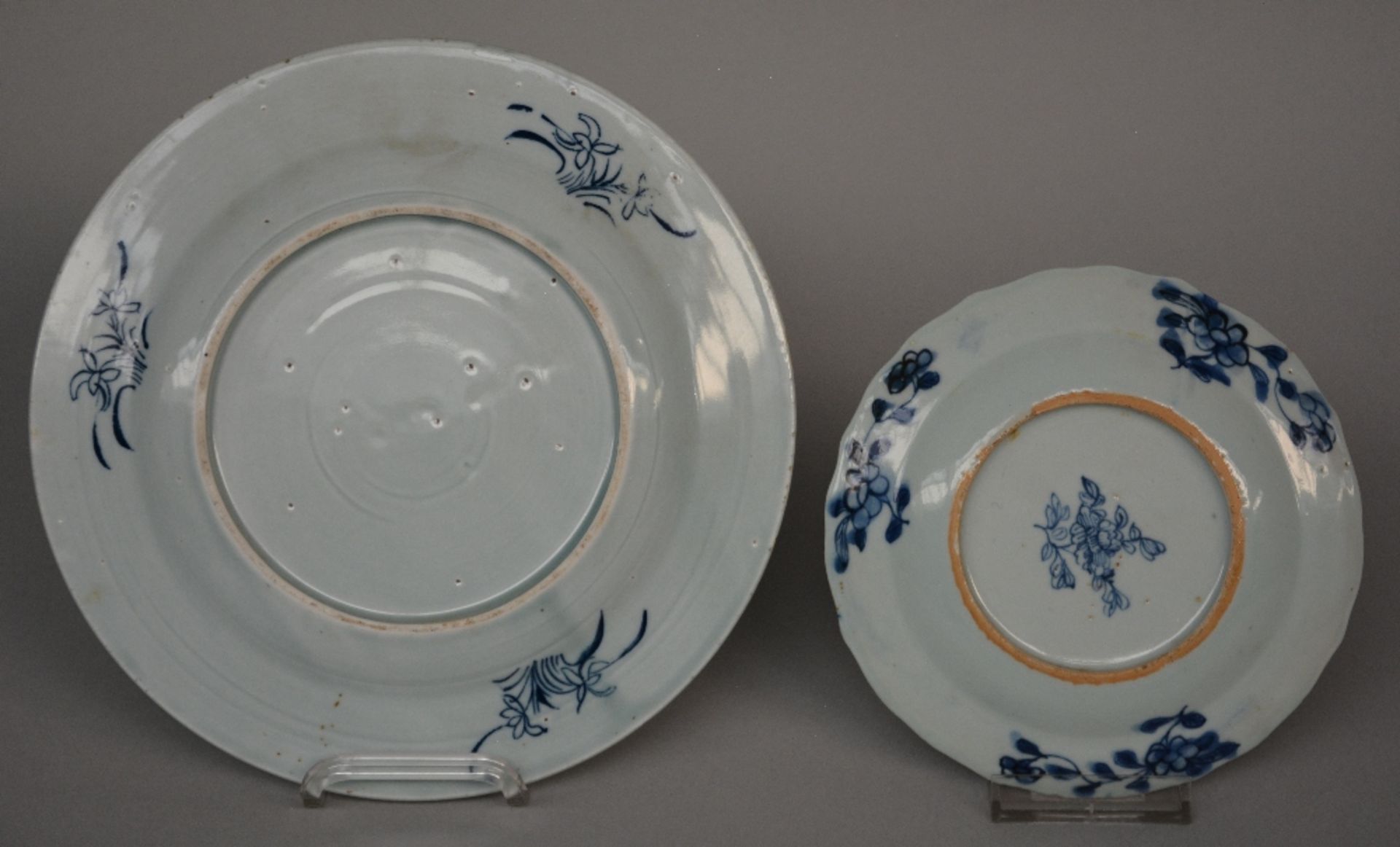 Four Chinese blue and white decorated plates depicting birds, flowers, dragons and figures, 18thC/ - Bild 7 aus 7