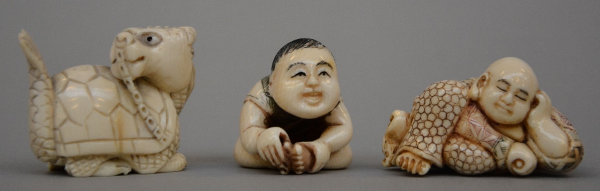 Ten ivory netsuke/okimono, scrimshaw decorated, first half of 20thC, H 4,7 - 2,6 cm, Total weight - Image 4 of 4