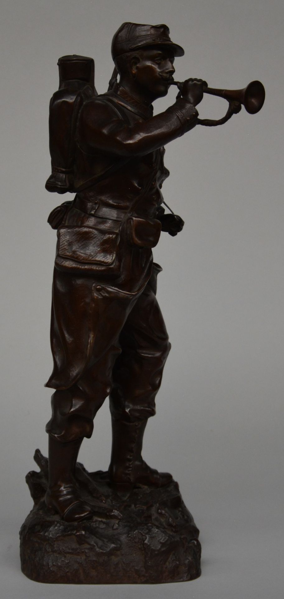 Milliot F., a bronze sculpture figuring a soldier ('Le R¨¦veil'), H 47 cm - Bild 4 aus 7