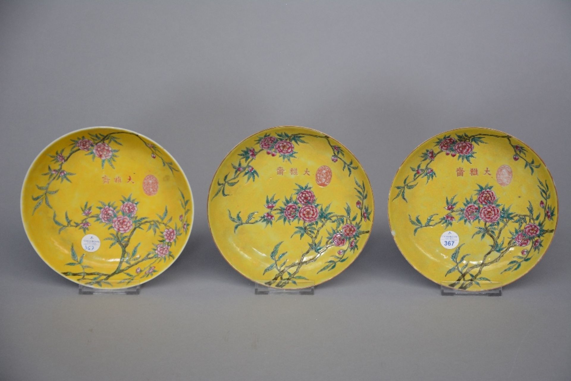 Ten Chinese polychrome decorated plates depicting figures, flowers, fishermen, birds, and peaches, - Bild 11 aus 12