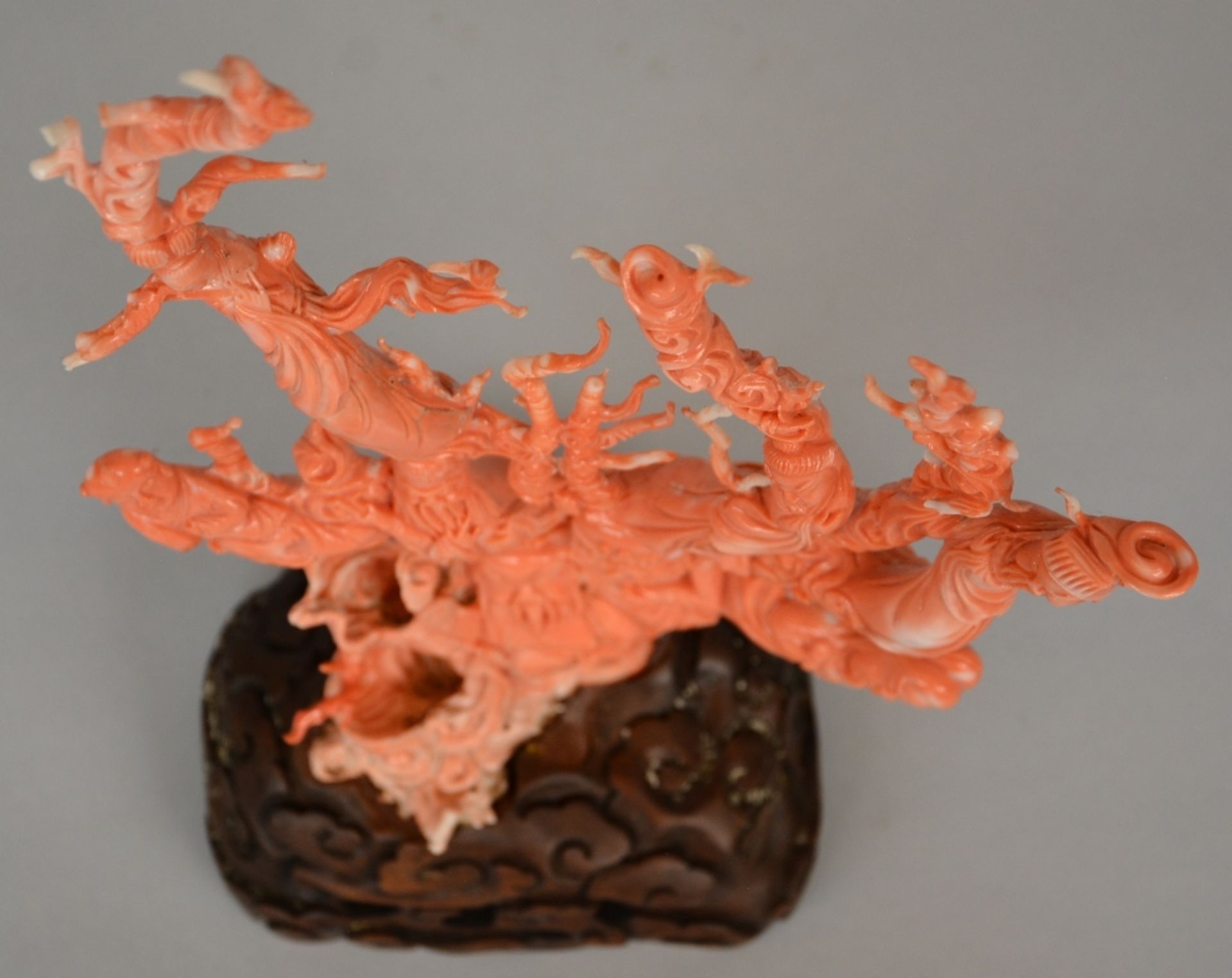 A Chinese red coral sculpture carved with five savants, two ladies and a child, H 39,5 cm, Total - Bild 3 aus 5