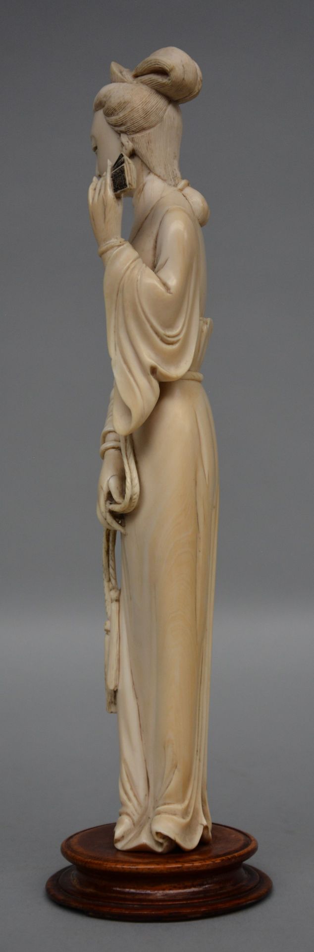 A Chinese carved ivory court lady on a wooden base, ca. 1900, H 26,5cm - Bild 2 aus 6