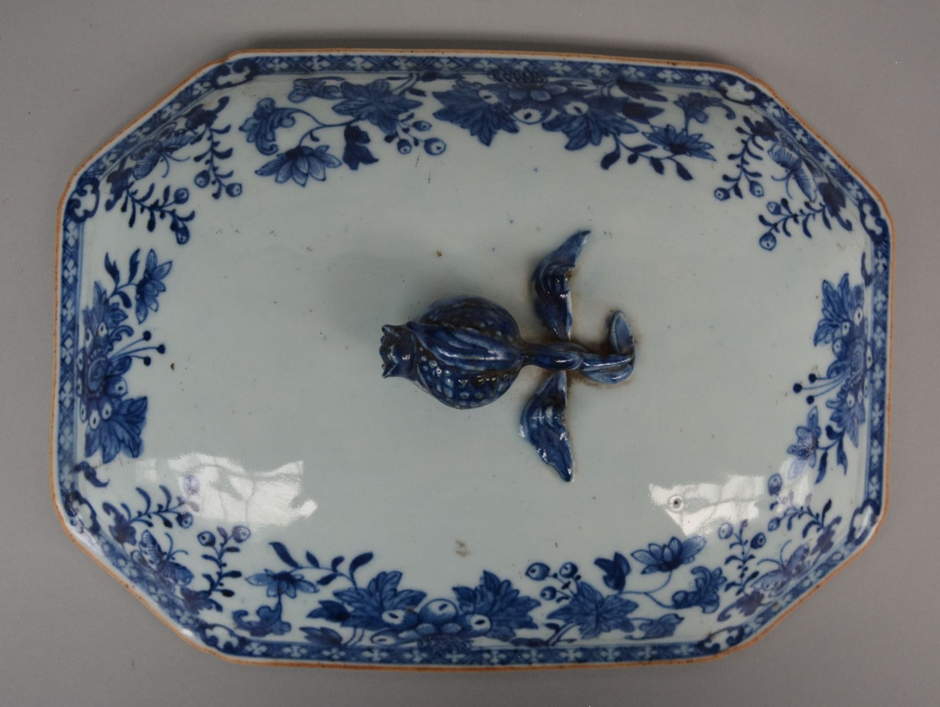 A Chinese blue and white octagonal tureen with underplate, decorated in the center with an - Bild 6 aus 9