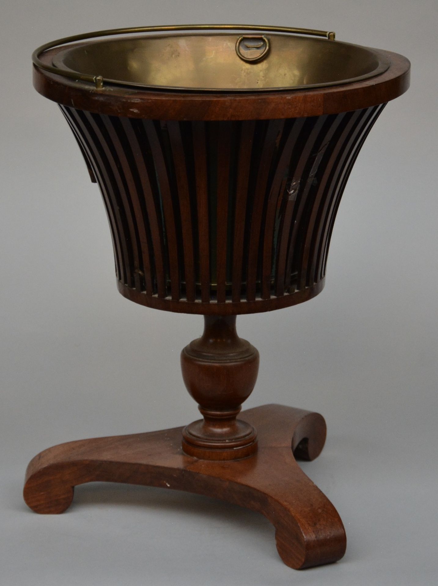 Mahogany and brass tea stove, 19thC, H 48 - Diameter 37,5 cm (minor damage) - Image 4 of 6