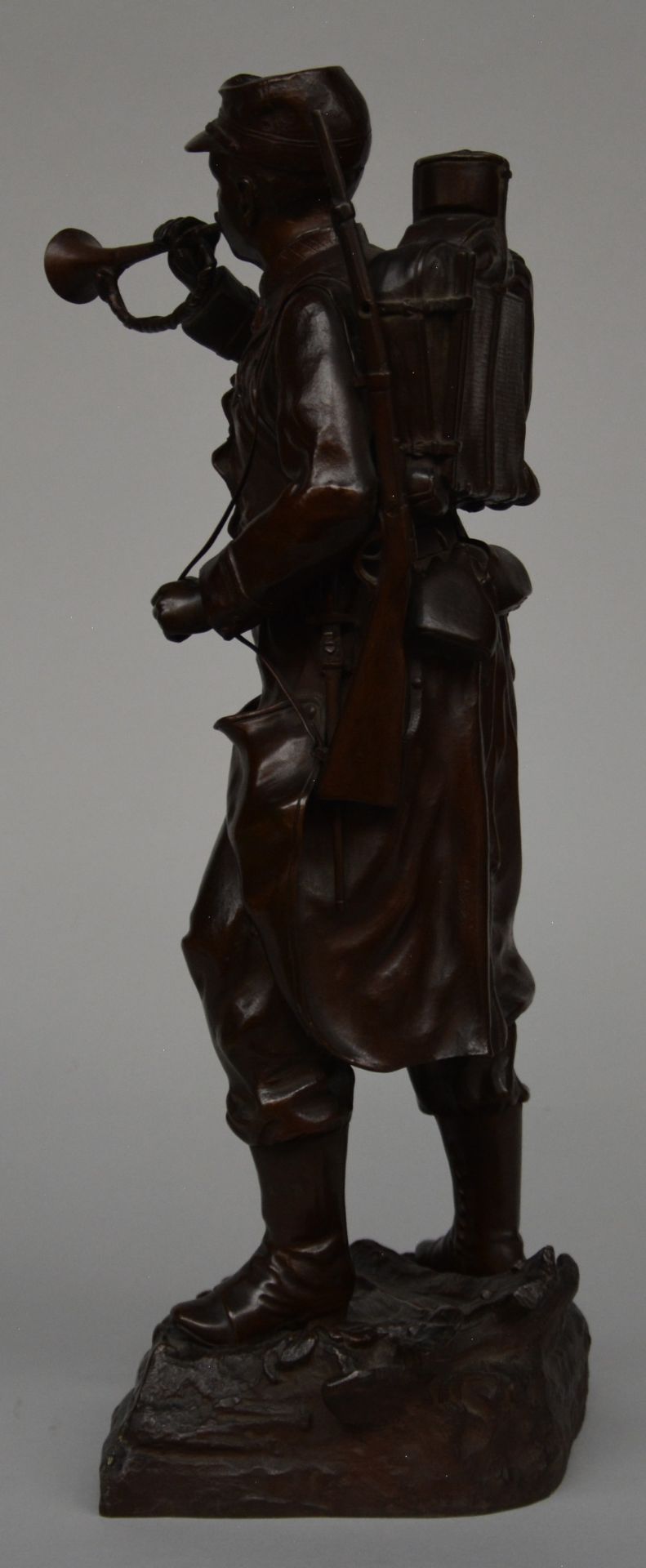 Milliot F., a bronze sculpture figuring a soldier ('Le R¨¦veil'), H 47 cm - Bild 2 aus 7