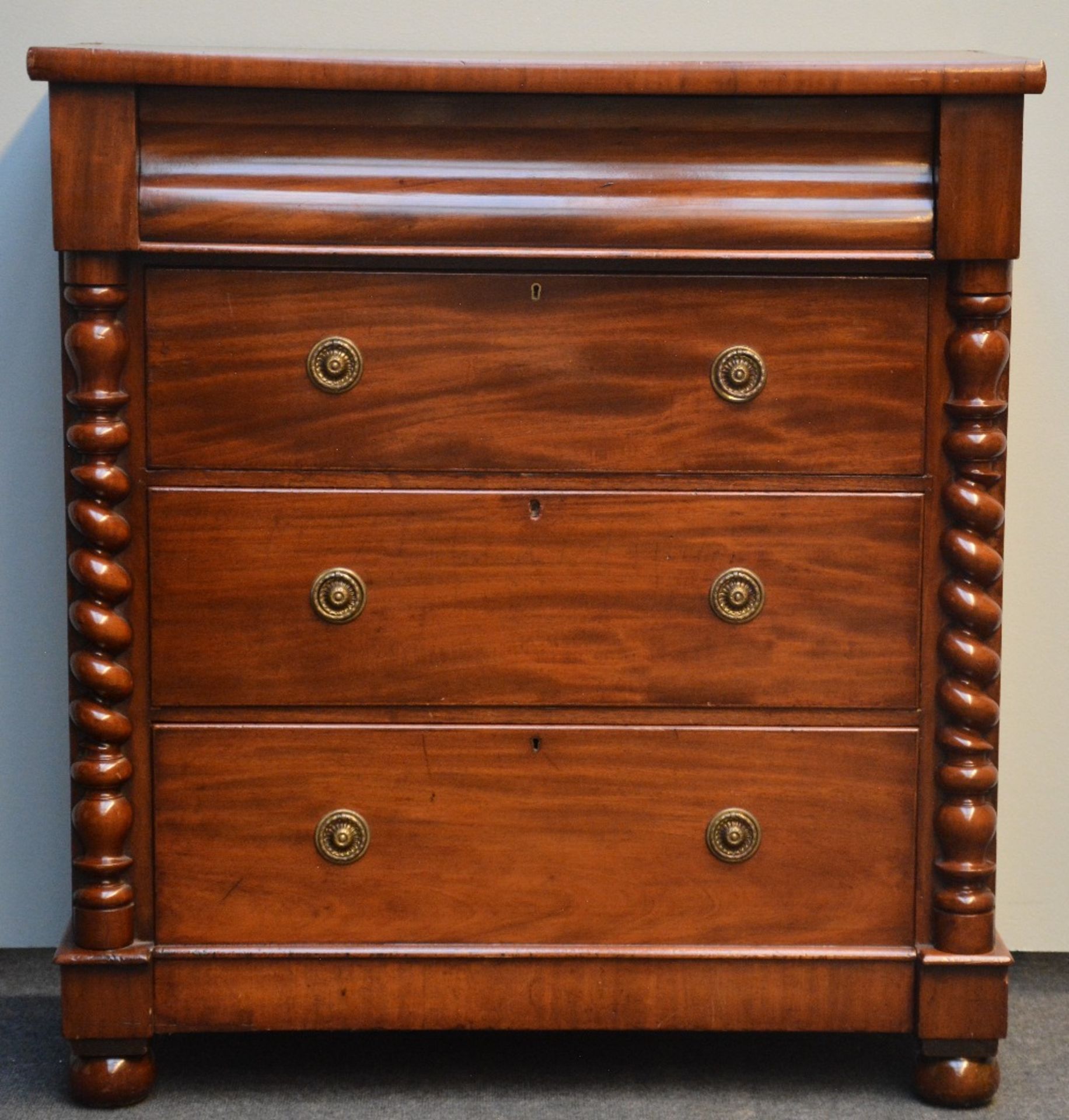 A Victorian mahogany secr¨¦taire-commode, 19thC, H 120,5 - W 111,5 - D 50,5 cm