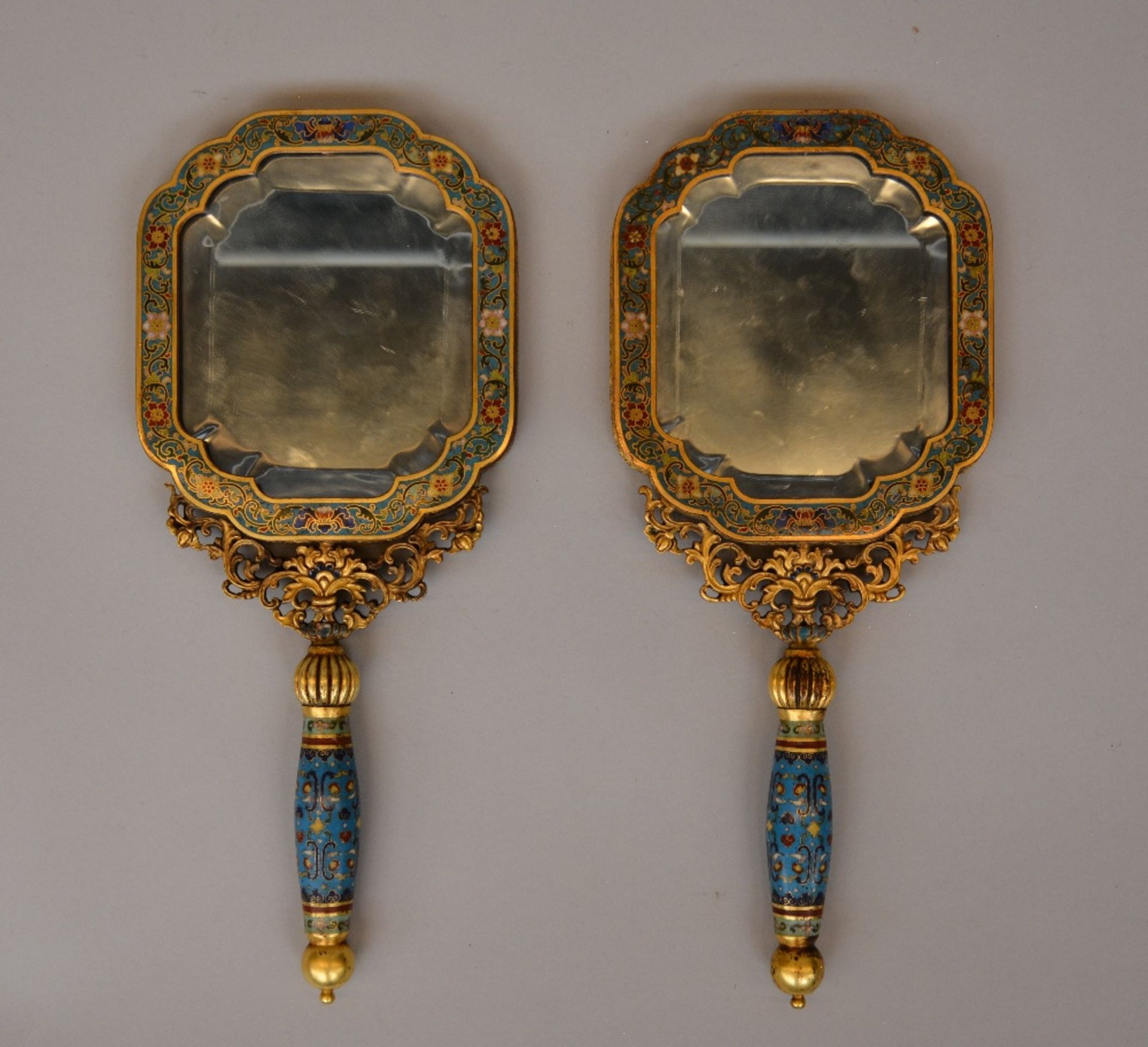 A pair of exceptional Chinese hand mirrors, gilt bronze and cloisonné decoration, the back side - Bild 2 aus 8