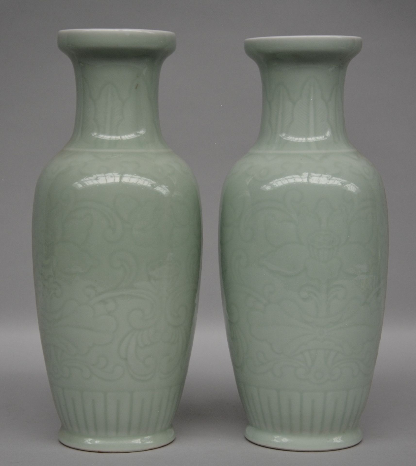 A pair of Chinese celadon vases, marked; added three ditto dishes, H 30,5 - 31 cm / Diameter 15 - - Bild 2 aus 10