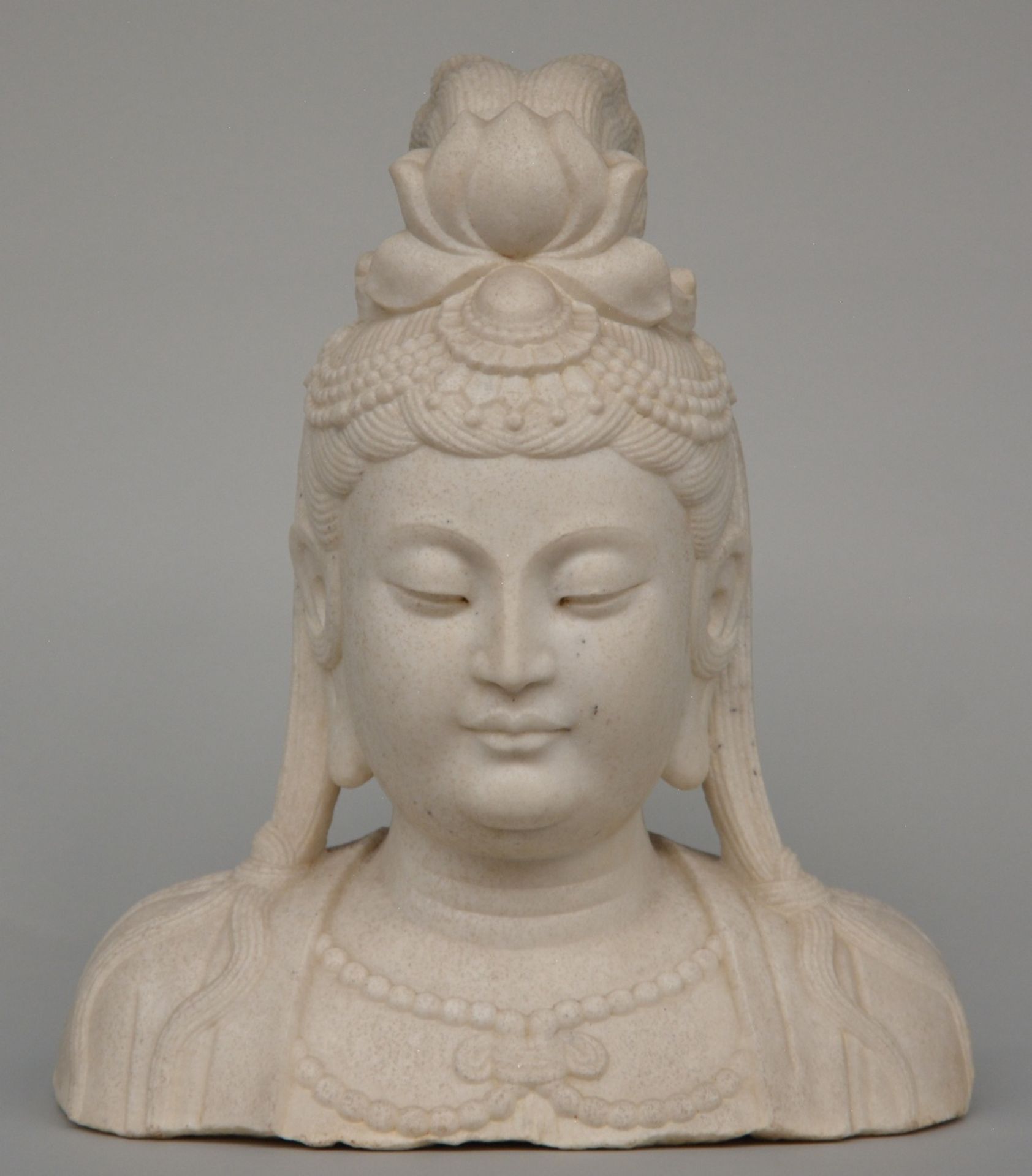A stone Buddha head, on a wooden base, H 40 cm - Bild 2 aus 5