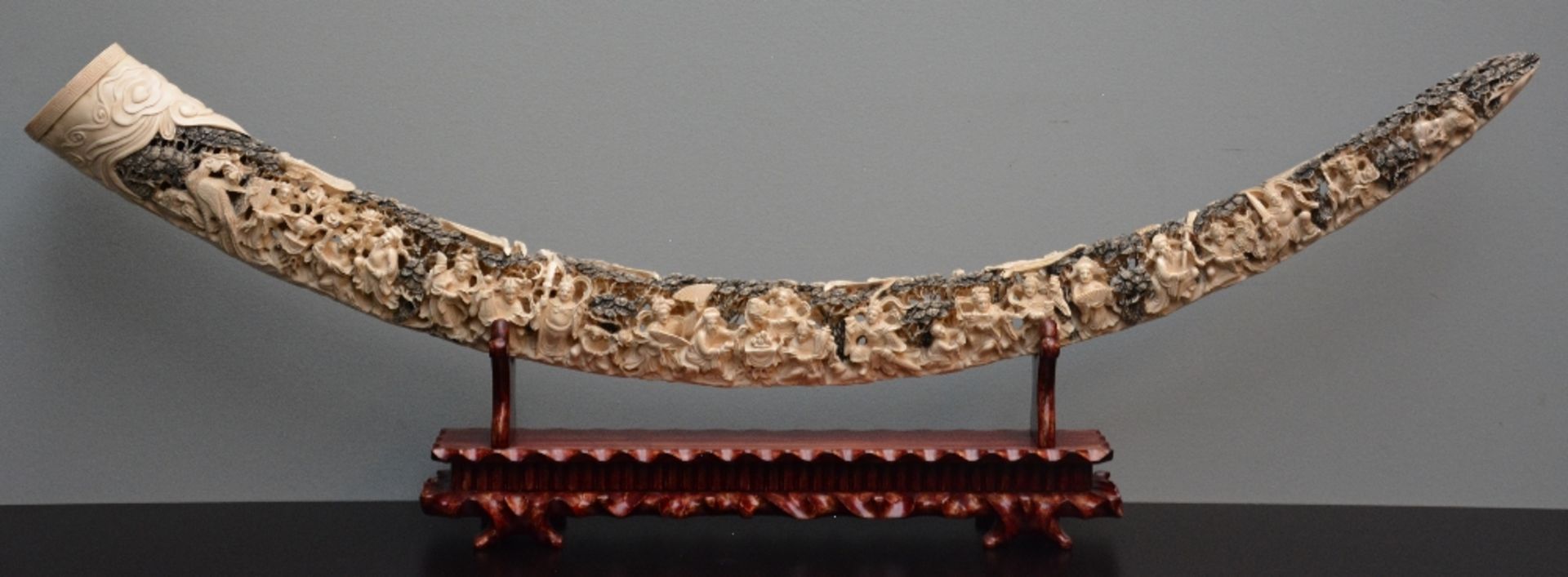 A Chinese carved ivory tusk on a wooden base, first half of 20thC, H 52 - W 158,5 cm - Bild 4 aus 5