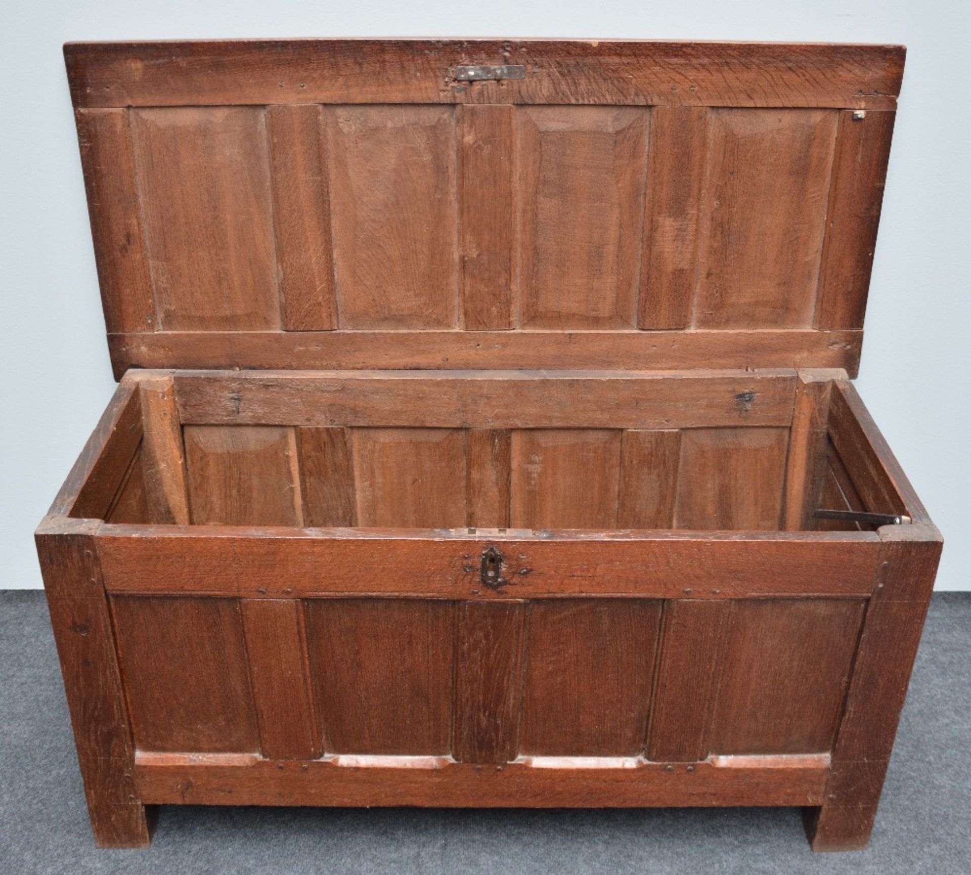 An 18thC oak chest, H 61 - W 125,5 - D 55 cm - Bild 2 aus 5