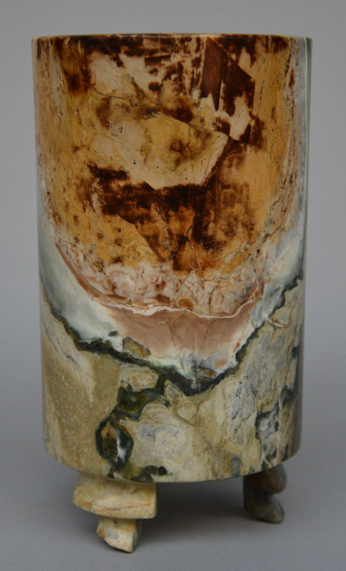 A late 19thC Chinese marble brush pot and ritual bell, H 18,5 - 21 cm (two feet of the brush pot - Bild 7 aus 11