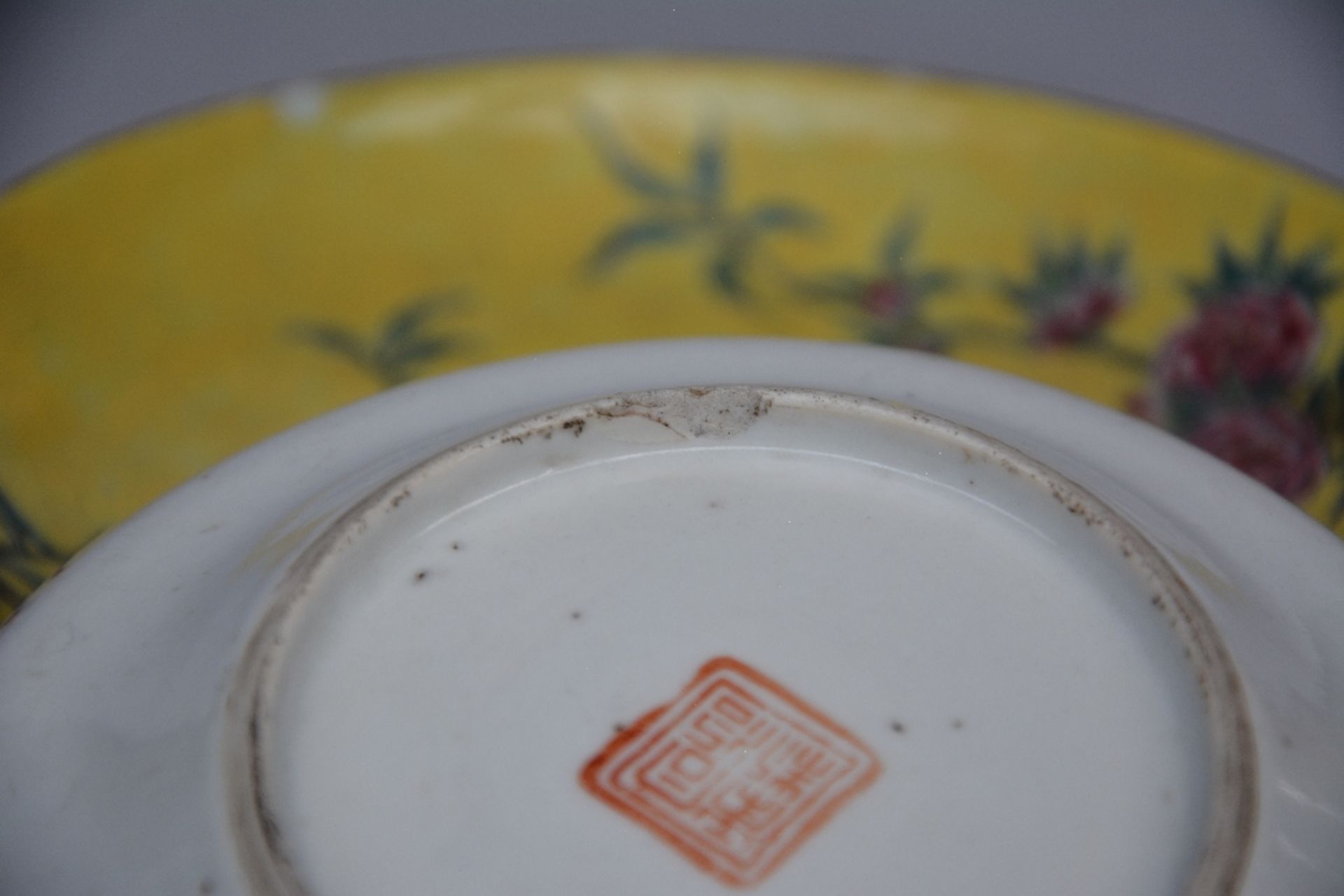 Ten Chinese polychrome decorated plates depicting figures, flowers, fishermen, birds, and peaches, - Bild 9 aus 12