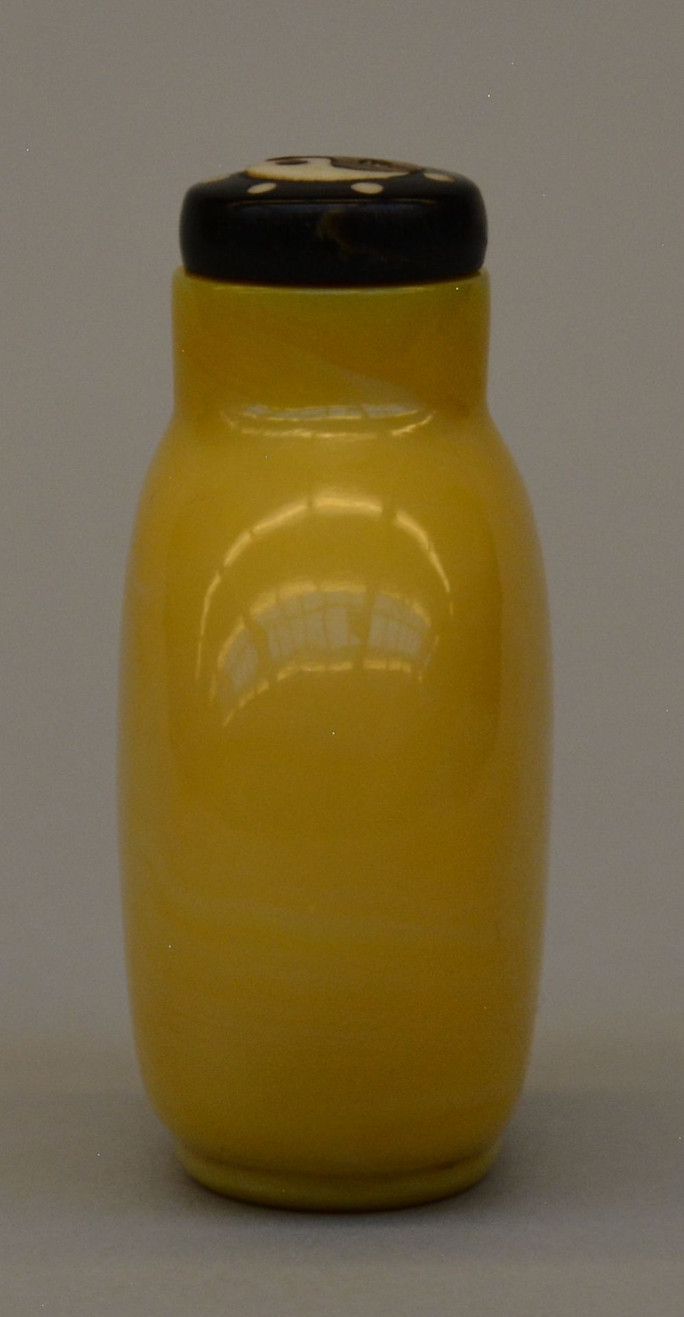 A fine Imperial yellow glass snuff bottle, perferctly modelled ovoid shape, standing on an oval - Bild 3 aus 6