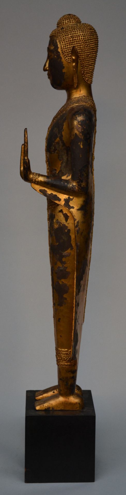 An Oriental gilt standing Buddha on a wooden base, H 126 cm - Image 2 of 4