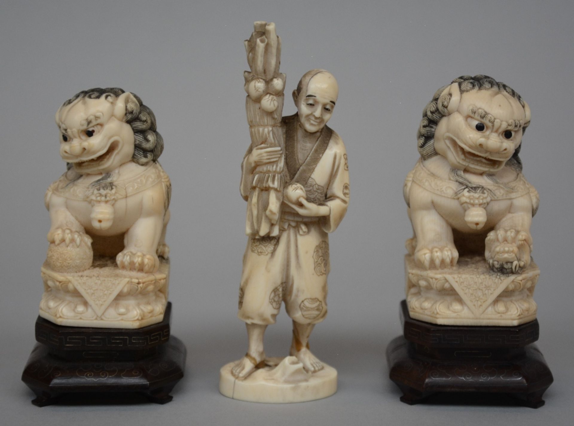 A pair of Chinese ivory Fu lions, on a wooden base, scrimshaw decorated, early 20thC, H 12,3 cm; - Image 2 of 5