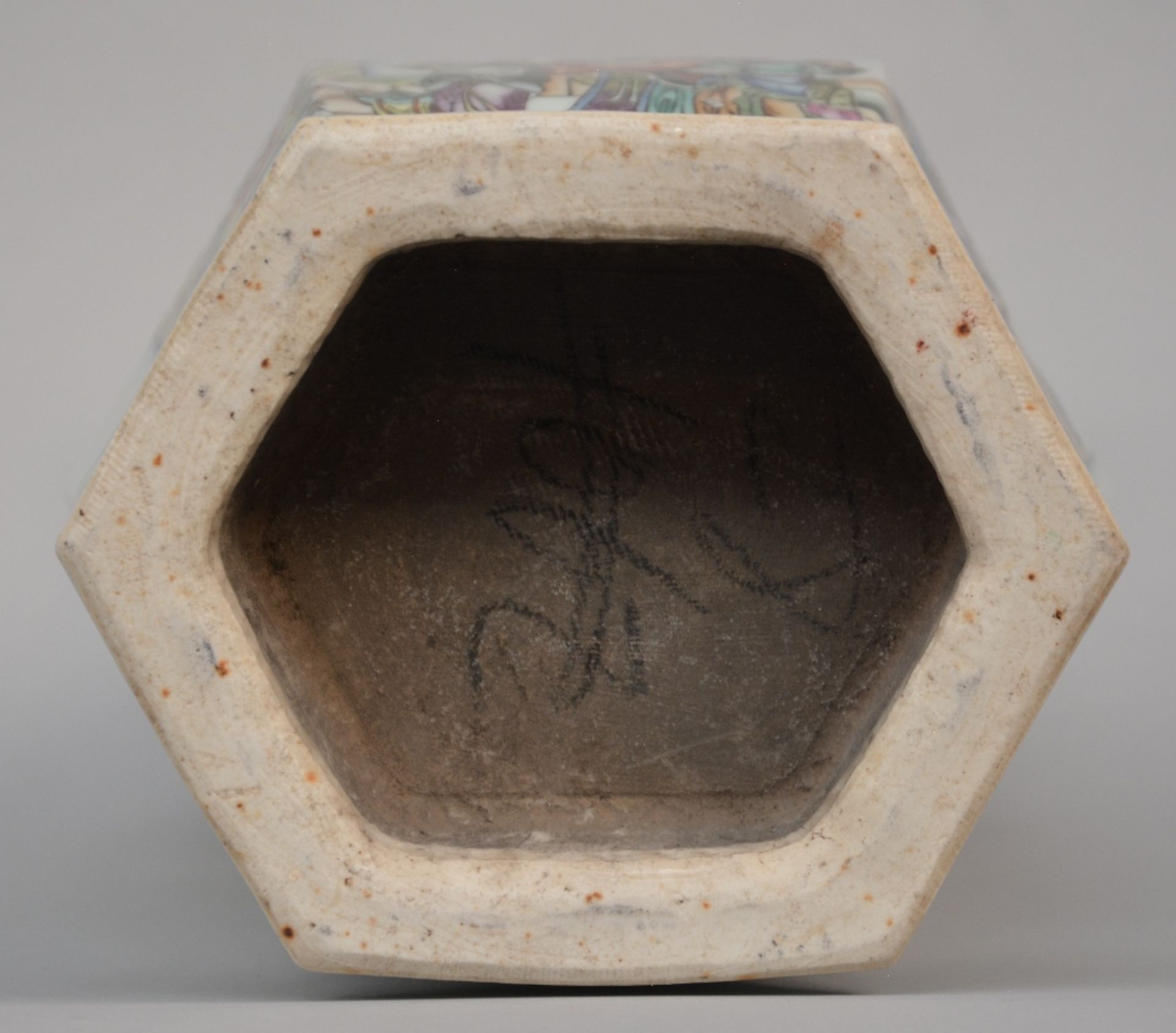 An exceptional Chinese hexagonal polychrome vase with relief decoration, signed by the artist Pan - Bild 6 aus 6