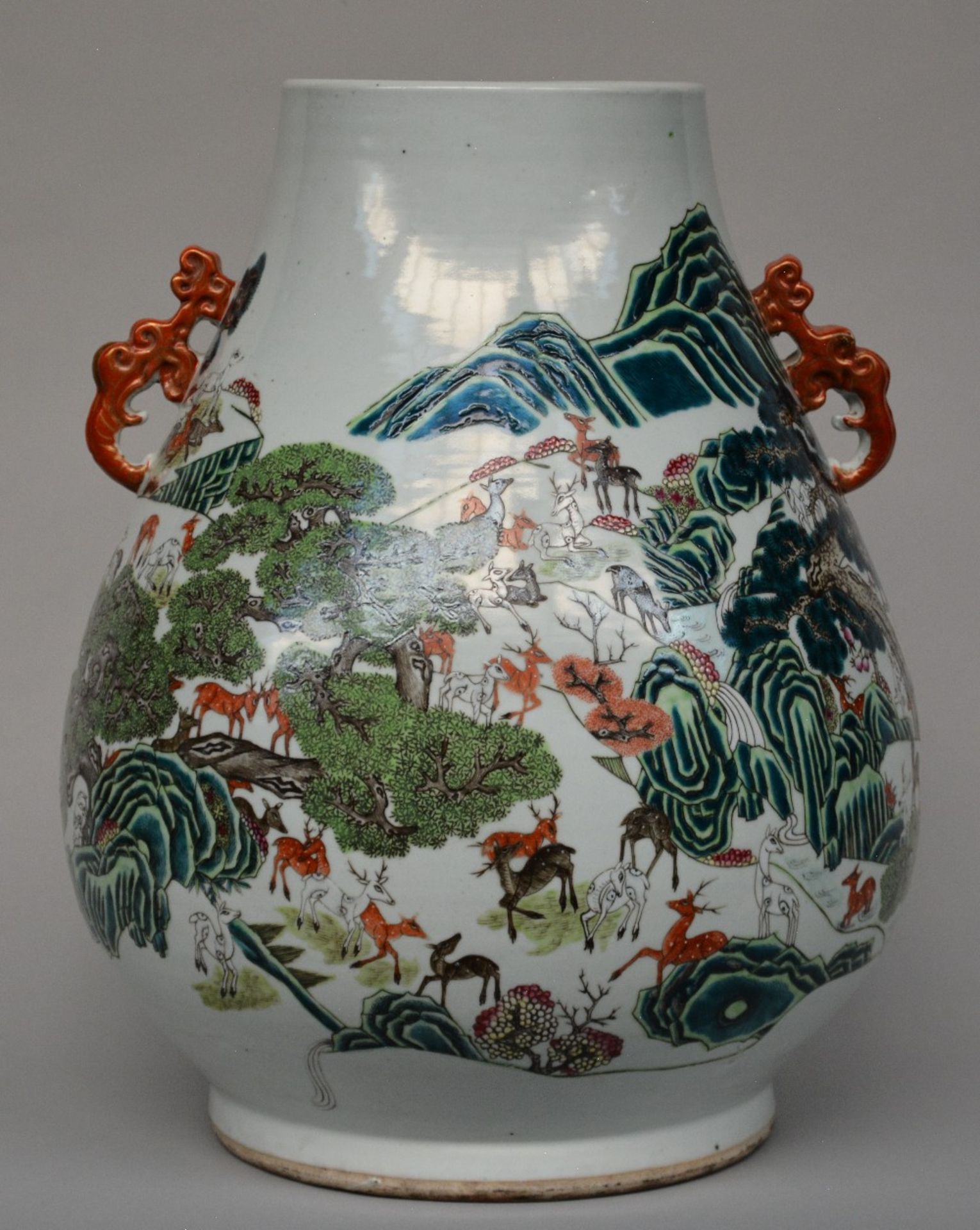 An exceptional Chinese 'one hundred deer' 'hu' vase, marked Qianlong, 19thC, H 47,5 cm - Bild 2 aus 10