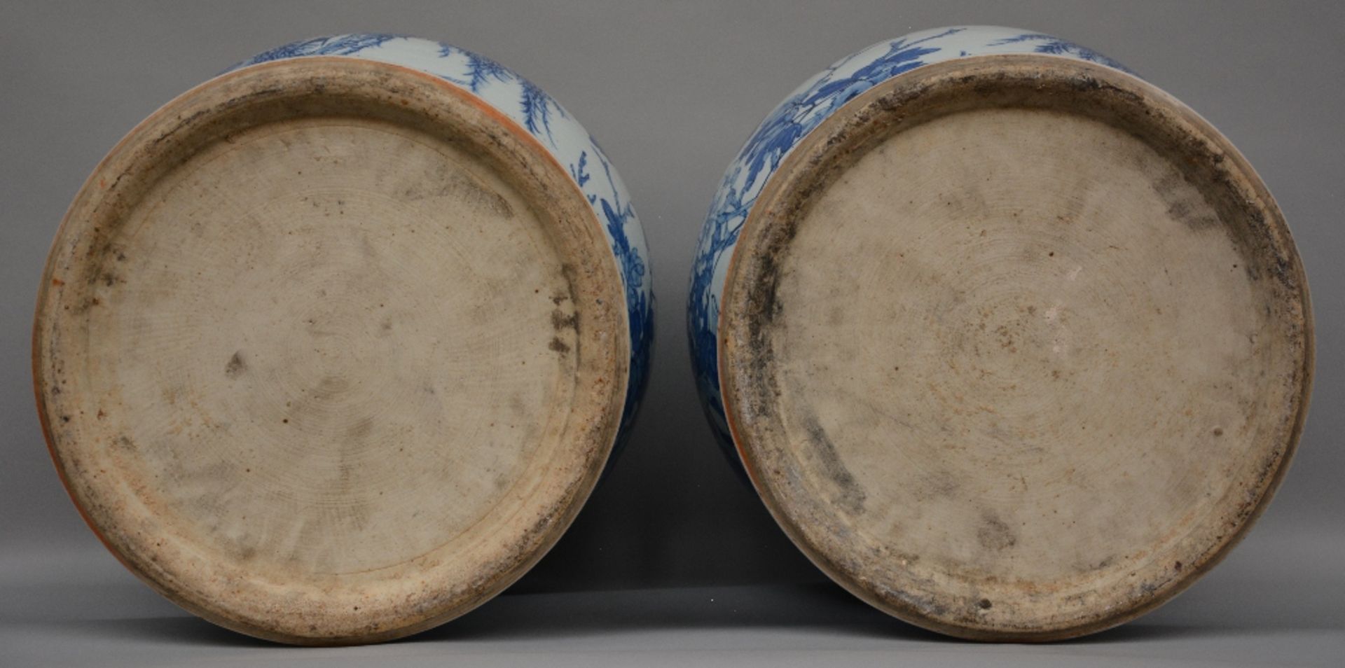 A pair of impressive Chinese blue and white vases with cover, decorated with the image of birds on a - Bild 6 aus 9