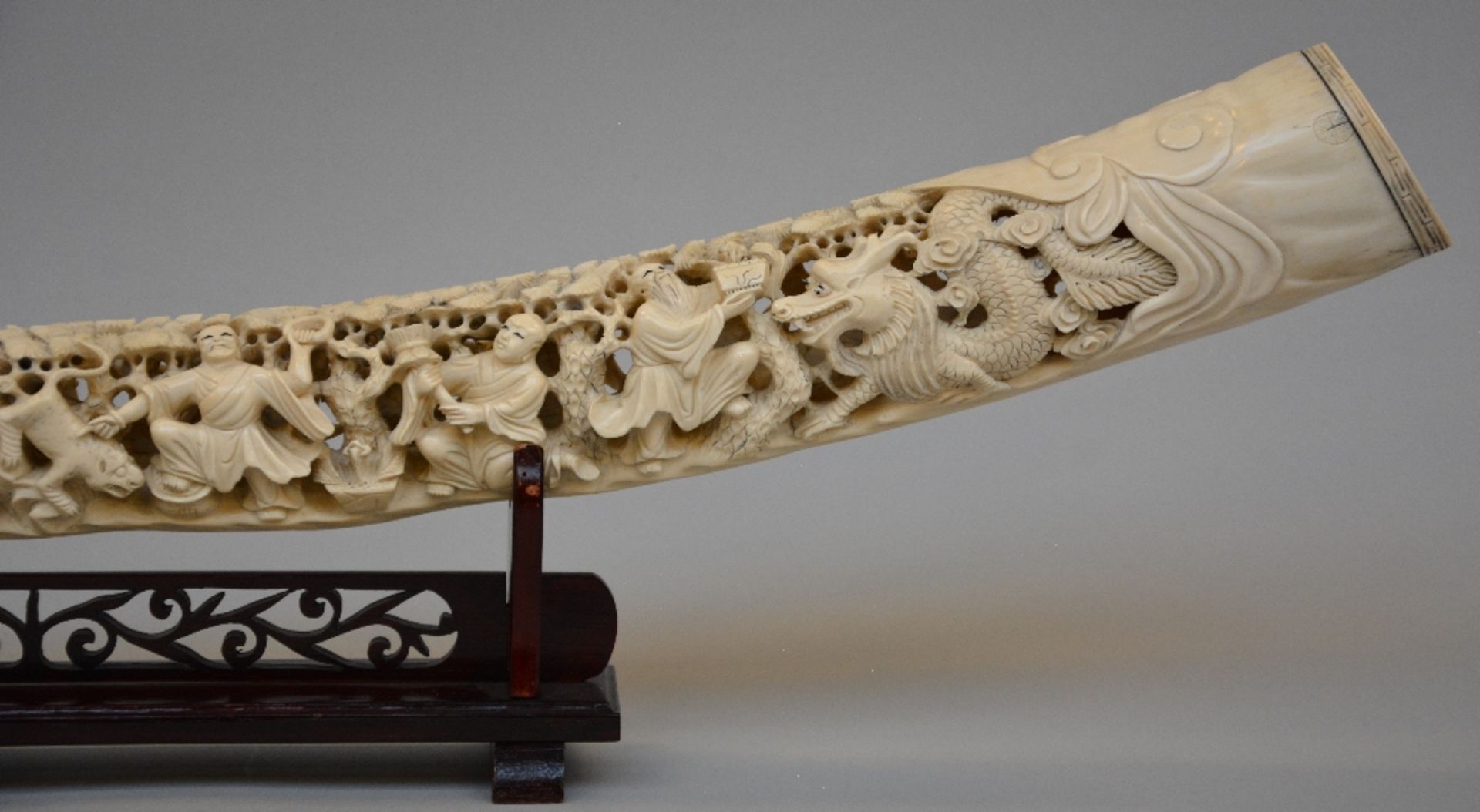 An ivory tusk carved with animated scenes, on a matching wooden base, first half of 20thC, L 86,5 - Bild 5 aus 7