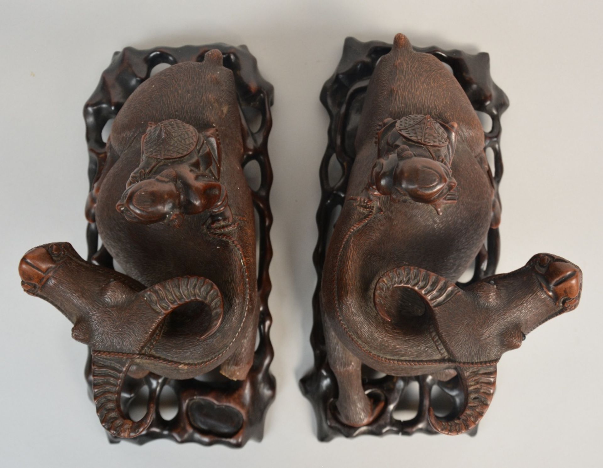 A pair of Chinese wooden carved children figures on a lying buffalo, on a wooden base, H 18 - B 29 - Bild 5 aus 8