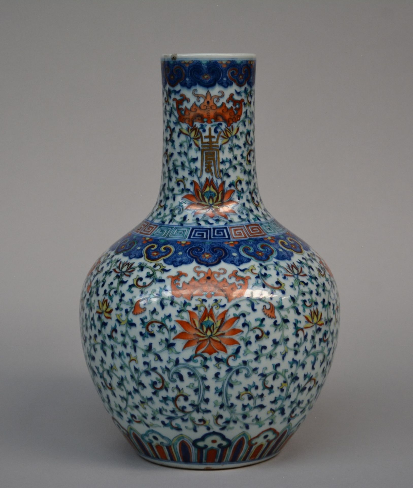 A fine Chinese 'Tianqiuping' vase with doucai enamels: four iron-red lotus flowers, surrounded by - Bild 3 aus 10