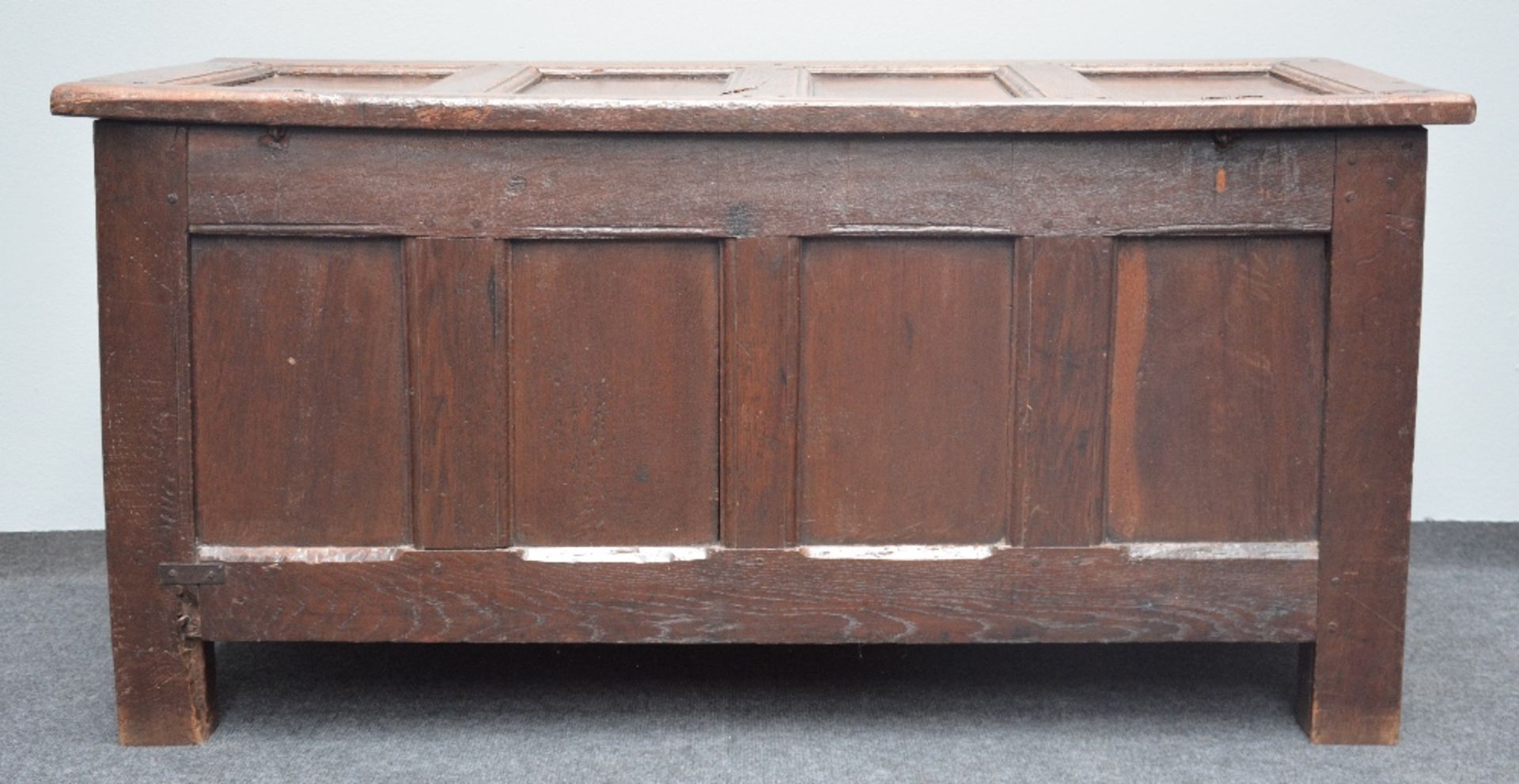 An 18thC oak chest, H 61 - W 125,5 - D 55 cm - Bild 4 aus 5