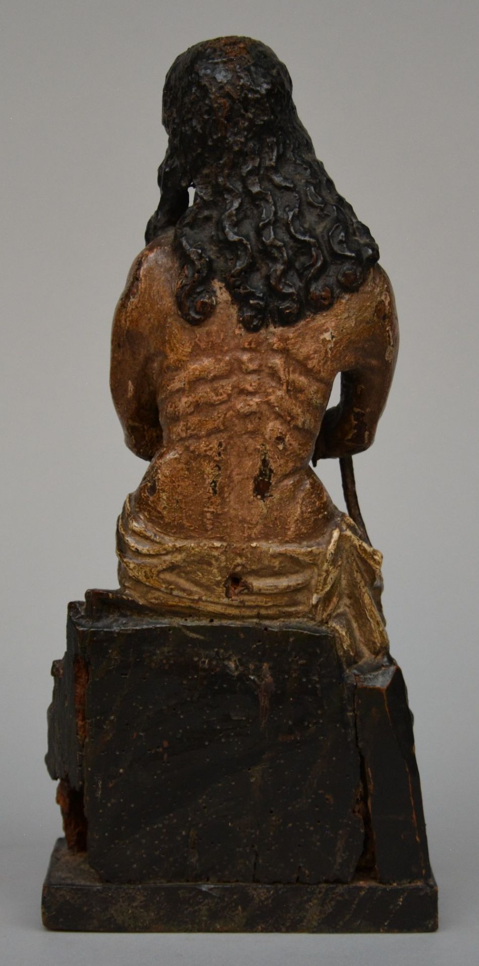 A late 17thC carved and painted limewood figure of 'Christ sitting on the cold stone', H 33 cm ( - Bild 3 aus 6