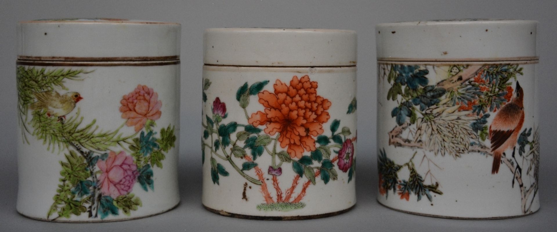 Five Chinese polychrome decorated pots with cover depicting figures, flowers and birds, ca. 1900, - Bild 6 aus 13