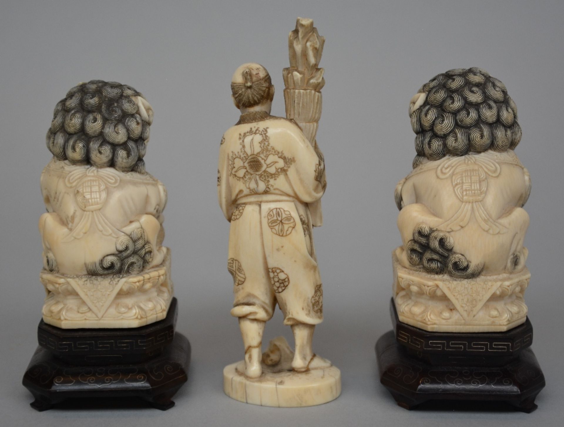 A pair of Chinese ivory Fu lions, on a wooden base, scrimshaw decorated, early 20thC, H 12,3 cm; - Image 3 of 5