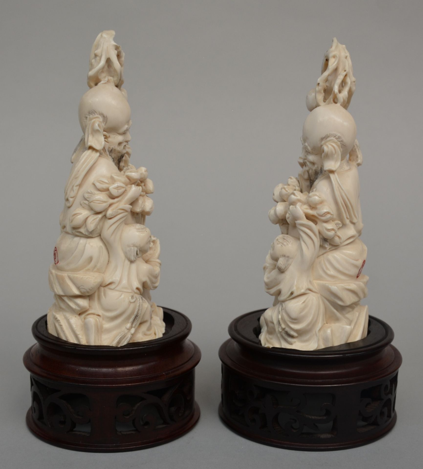 A pair of ivory figures of Shou Xing on a wooden base, scrimshaw deocrated, first quarter of - Bild 2 aus 8