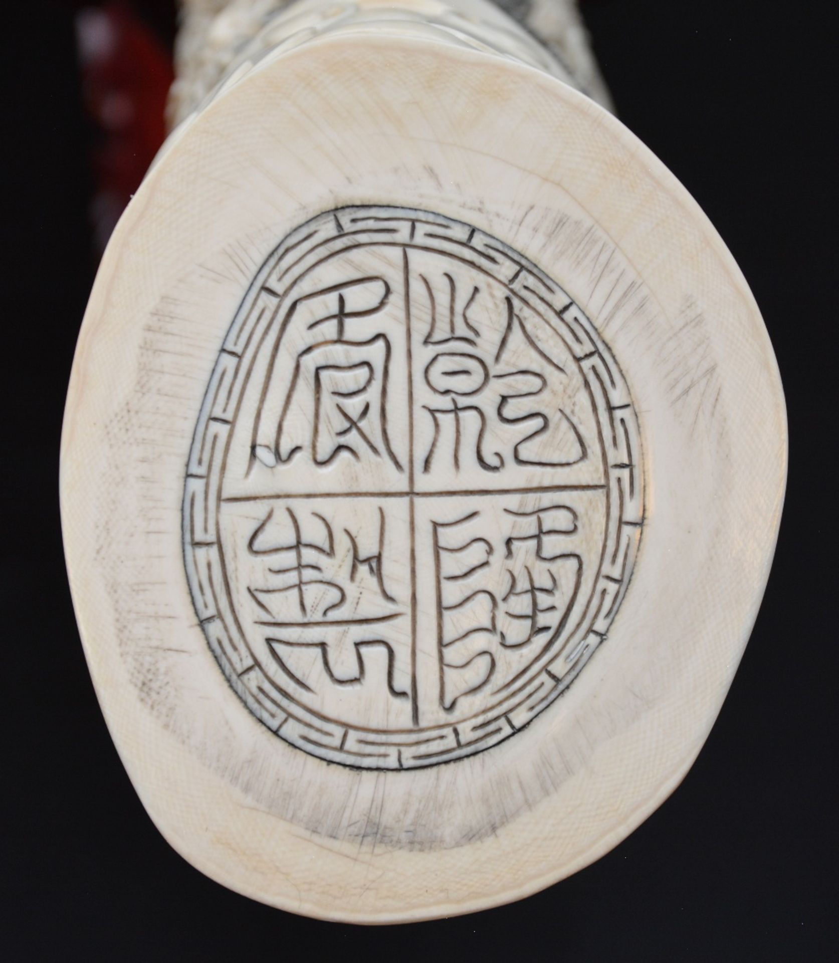 A Chinese carved ivory tusk on a wooden base, first half of 20thC, H 52 - W 158,5 cm - Bild 3 aus 5