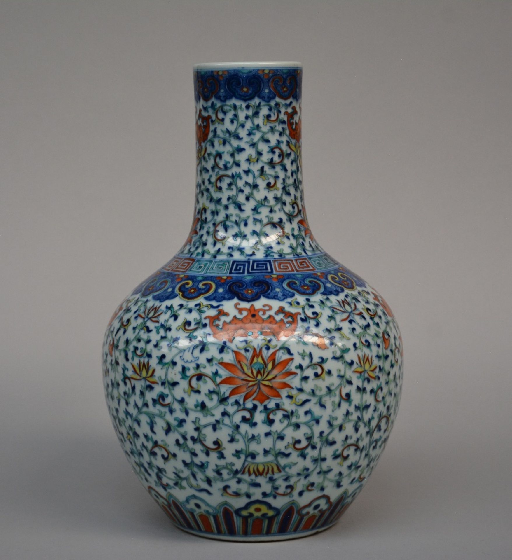 A fine Chinese 'Tianqiuping' vase with doucai enamels: four iron-red lotus flowers, surrounded by - Bild 4 aus 10