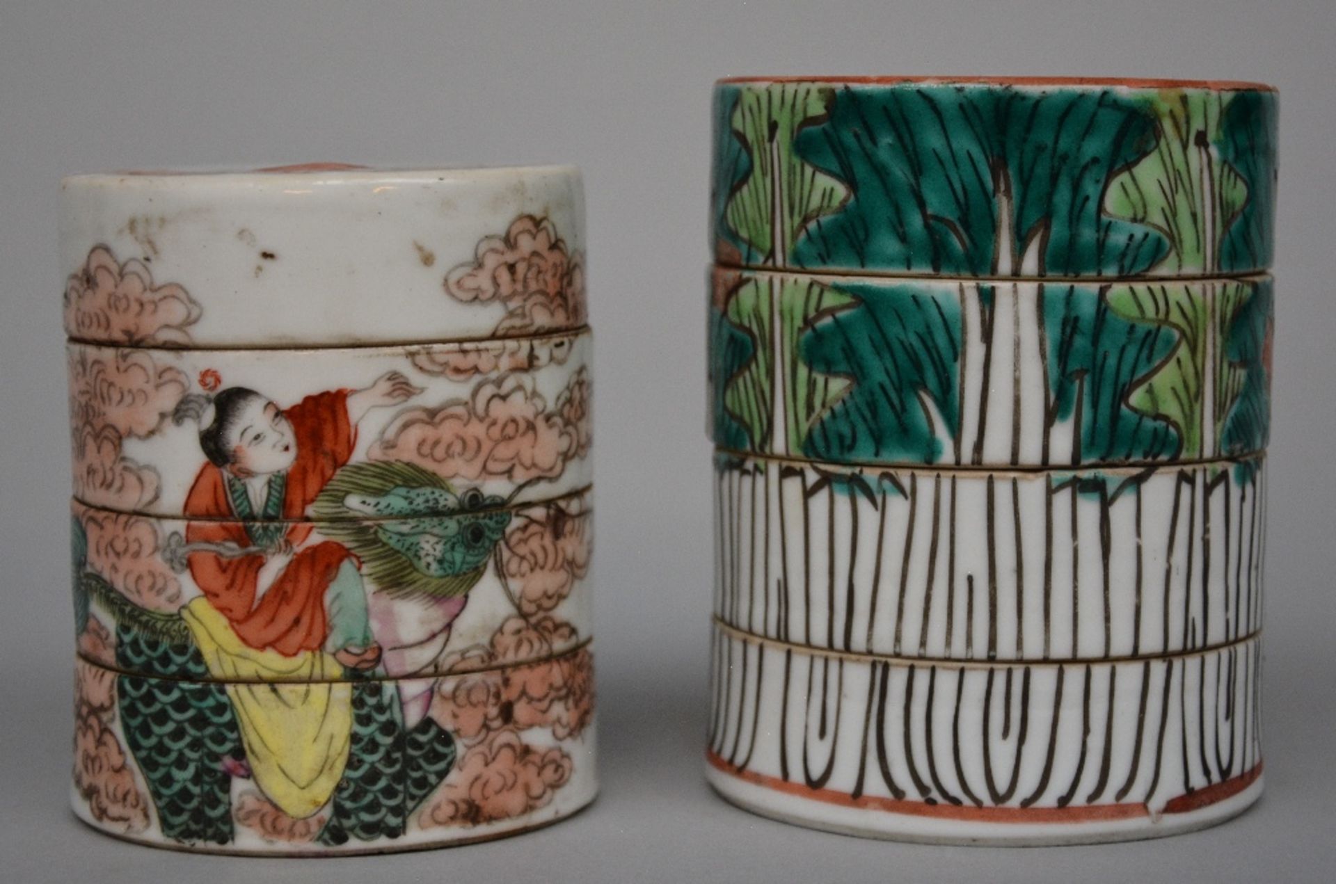 Five Chinese polychrome decorated pots with cover depicting figures, flowers and birds, ca. 1900, - Bild 2 aus 13