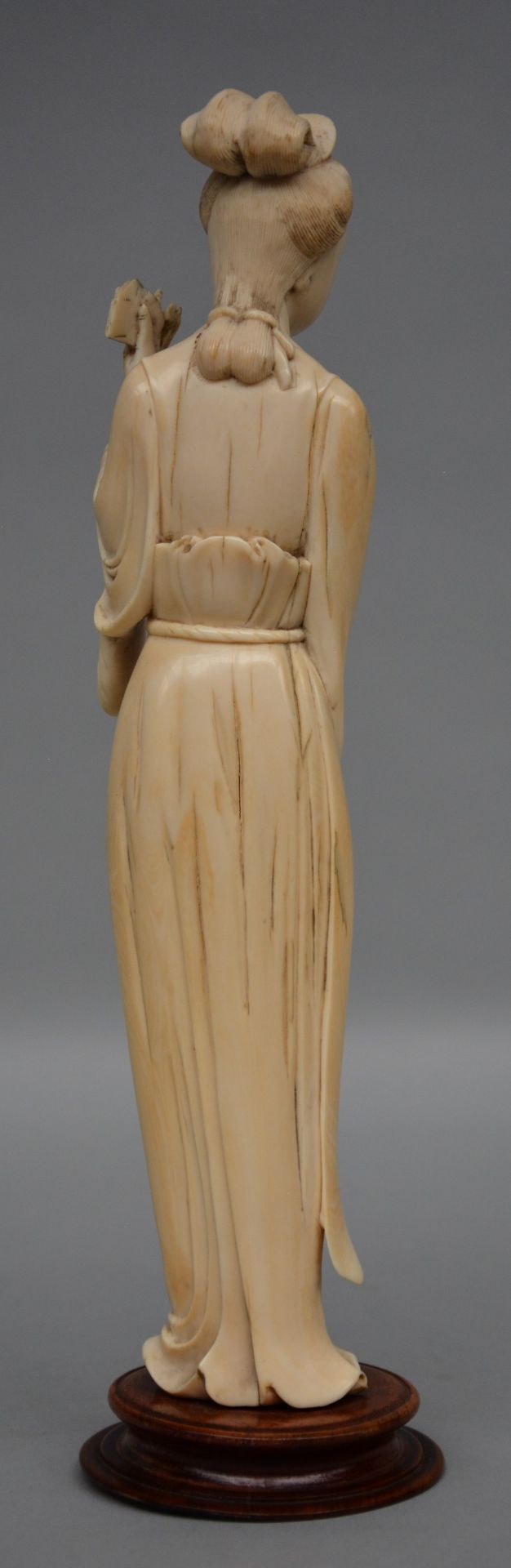 A Chinese carved ivory court lady on a wooden base, ca. 1900, H 26,5cm - Bild 3 aus 6