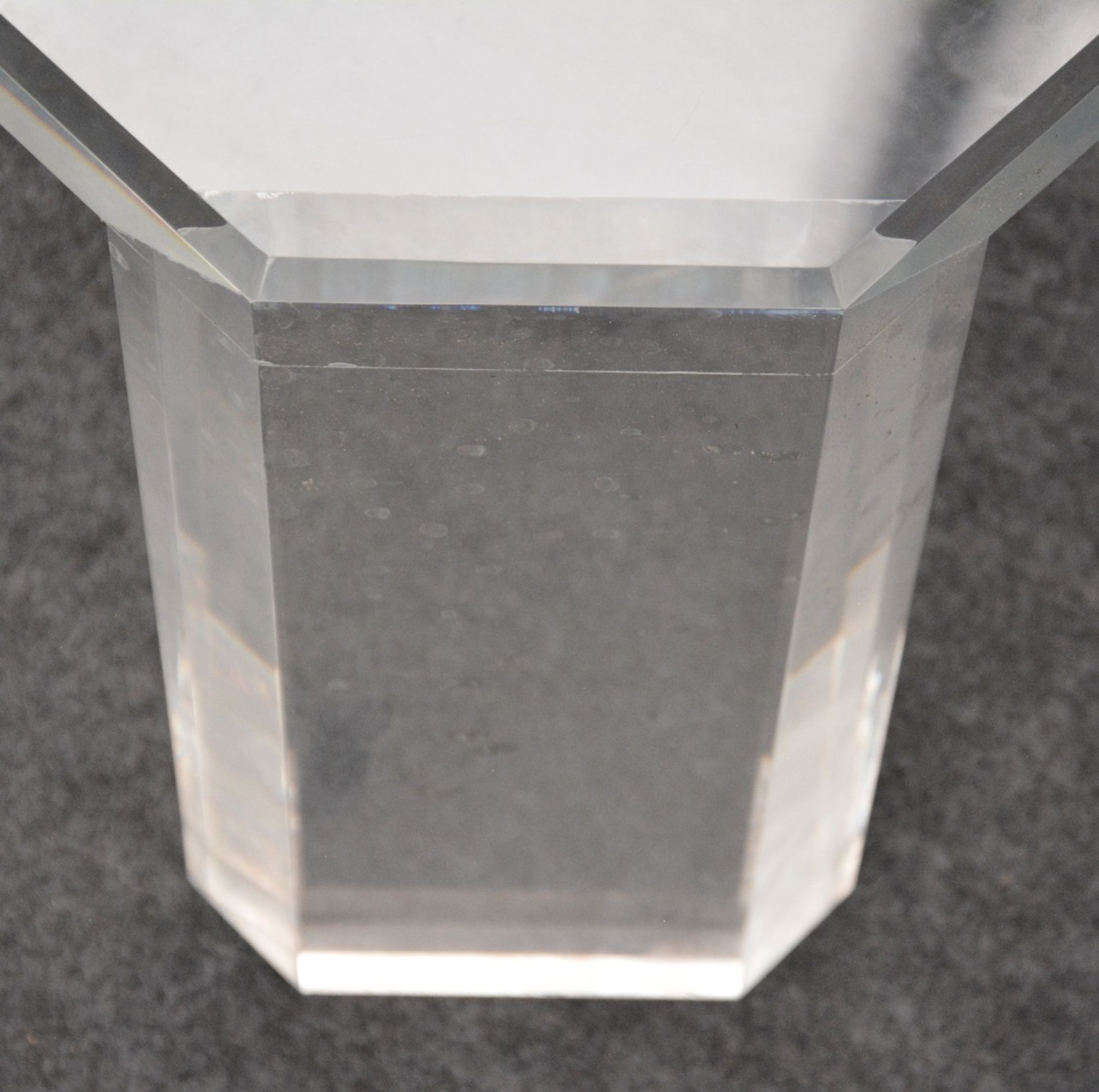 A low octagonal designer side table in acrylic glass, H 44 - W 120,5 - D 50,5 cm - Bild 2 aus 3