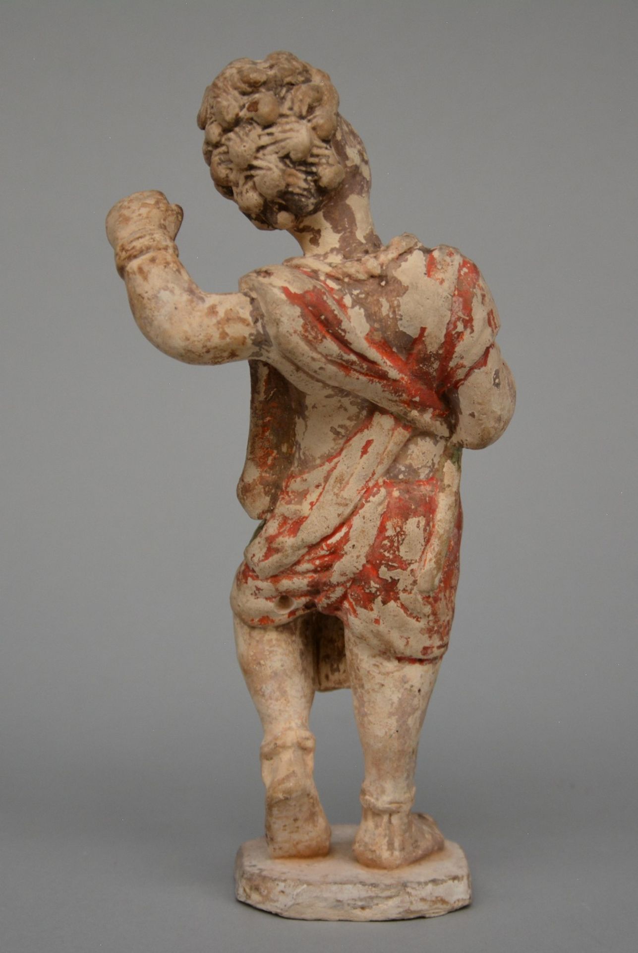 A Chinese polychrome terracotta figure of a foreign boy, Tang dynasty (618-906), H 27 cm (with TL - Bild 3 aus 9