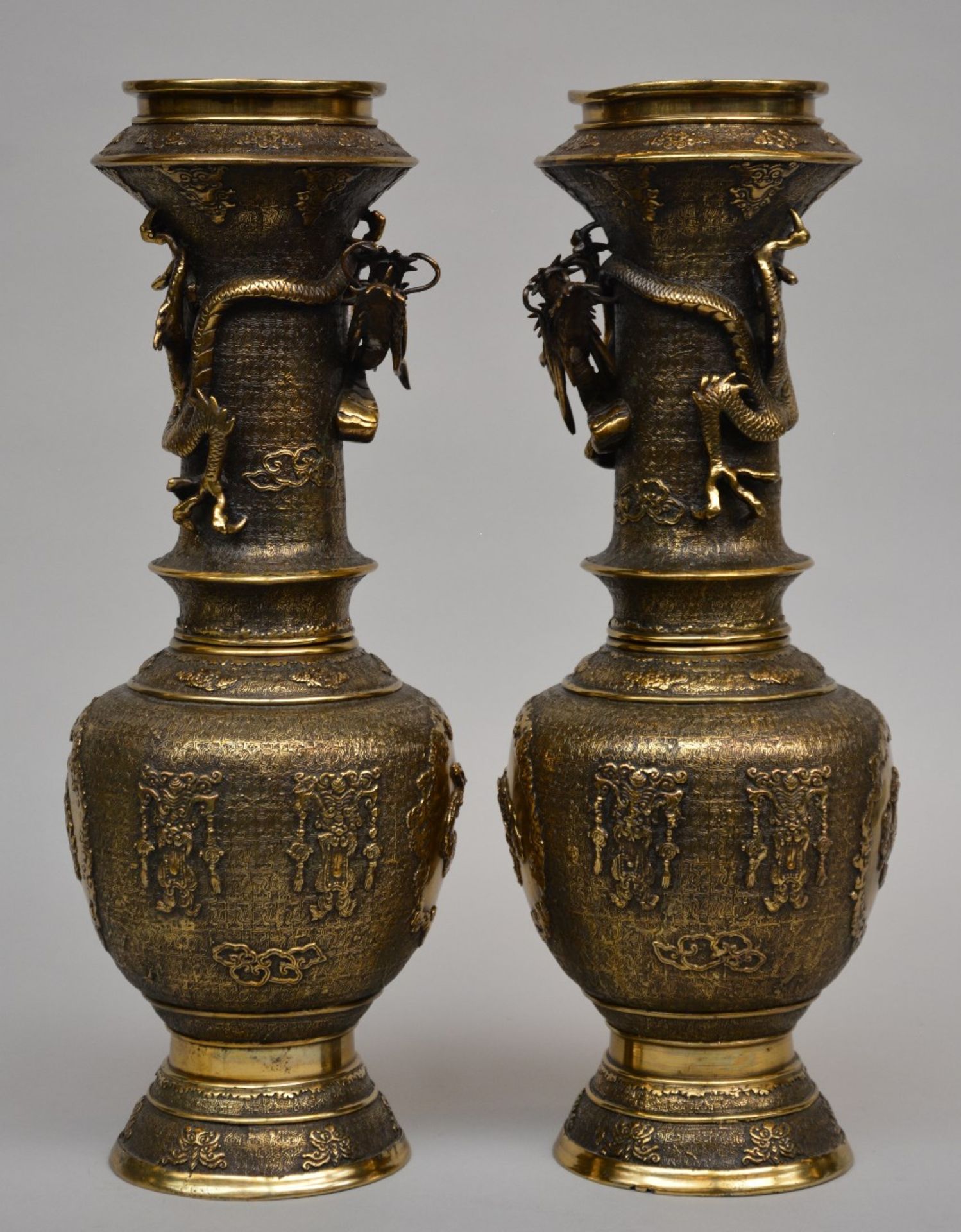 A pair of Oriental bronze vases with relief decoration of dragons, 19thC, H 49 cm - Bild 2 aus 8