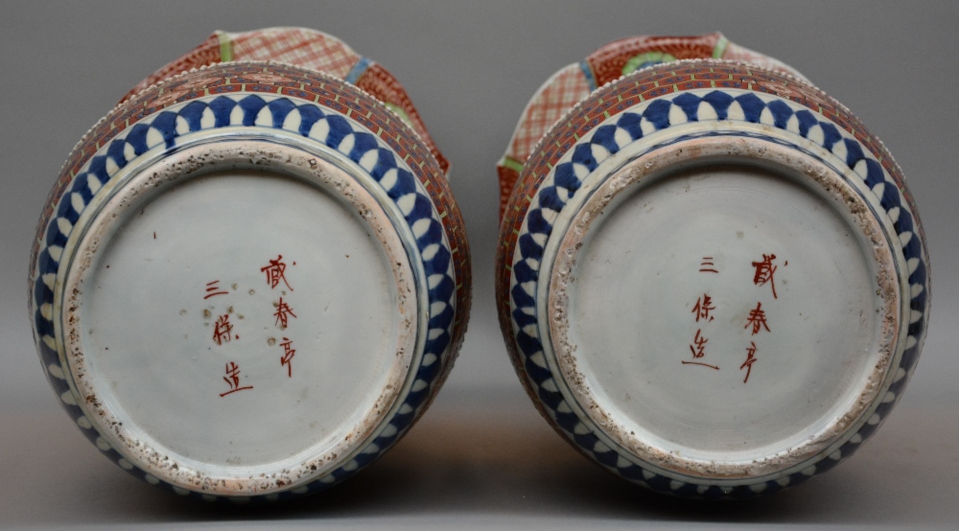 A pair of exceptional Japanese polychrome vases with relief decorations of dragons, marked, 19thC, H - Bild 7 aus 8