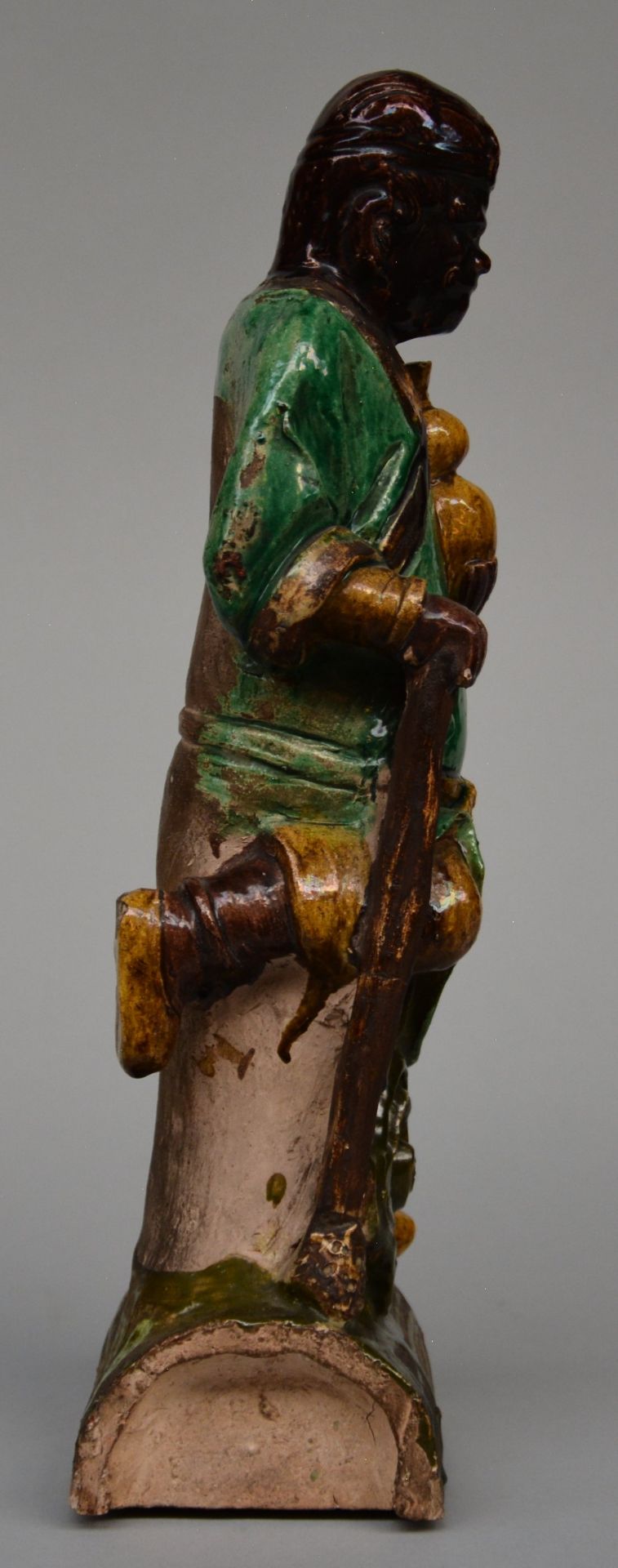 An earthenware roof-figure depicting one of the Immortals, brown, yellow and green enameled, - Bild 4 aus 5