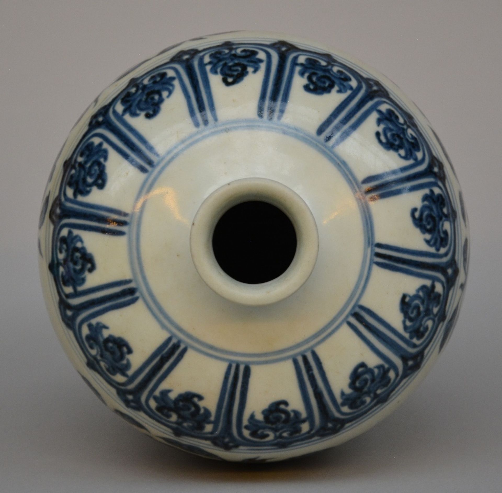 A Chinese blue and white decorated Meiping vase with floral decoration, probably 17thC, H 28,5 cm ( - Bild 5 aus 6