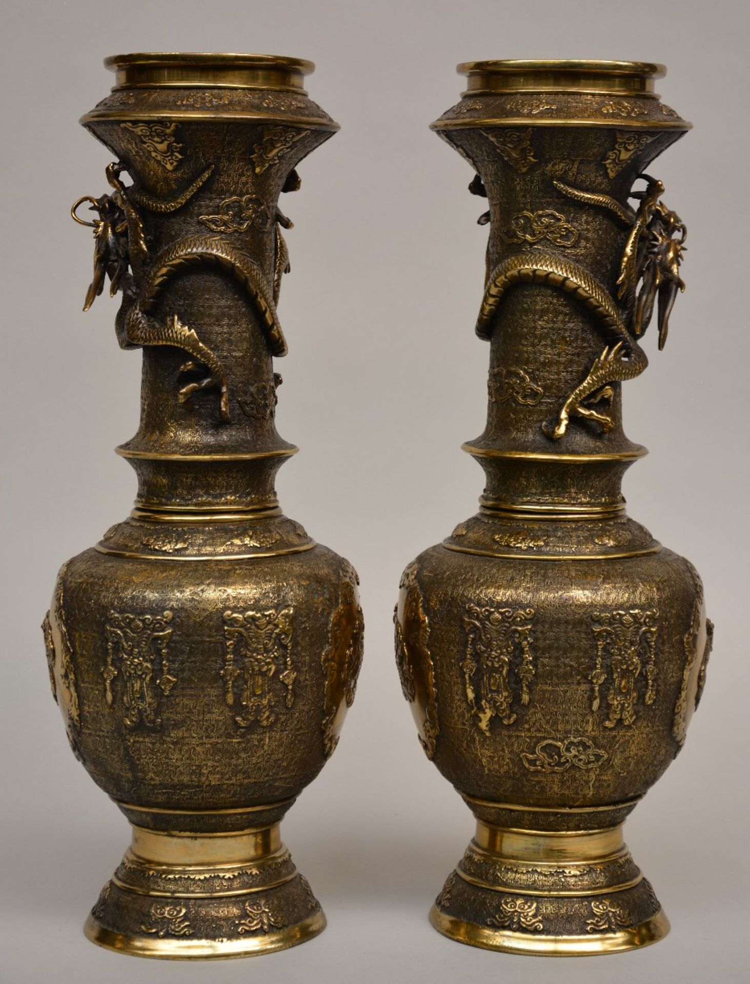 A pair of Oriental bronze vases with relief decoration of dragons, 19thC, H 49 cm - Bild 4 aus 8