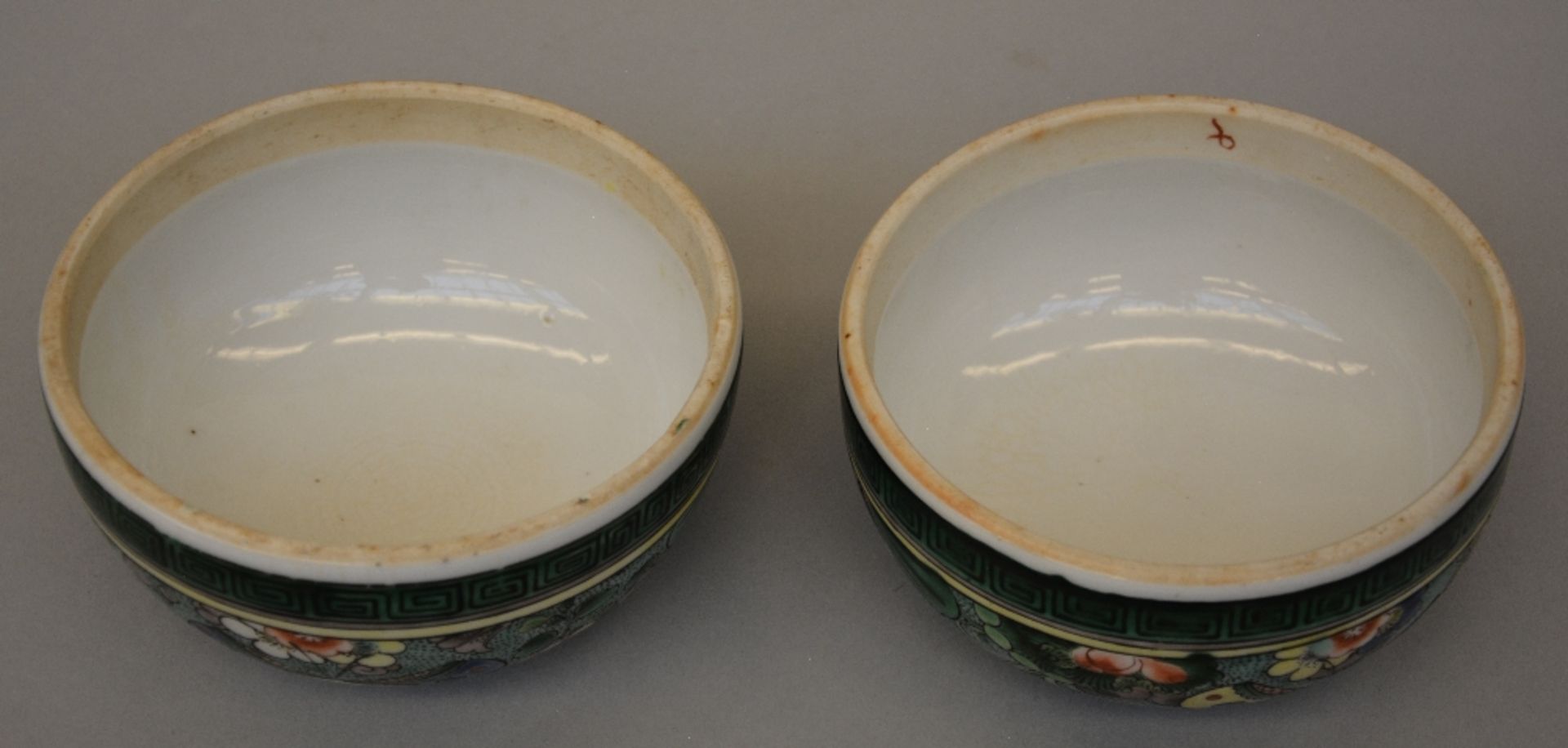 A pair of Chinese famille verte pots with cover, painted with floral motifs, birds and a - Bild 8 aus 8