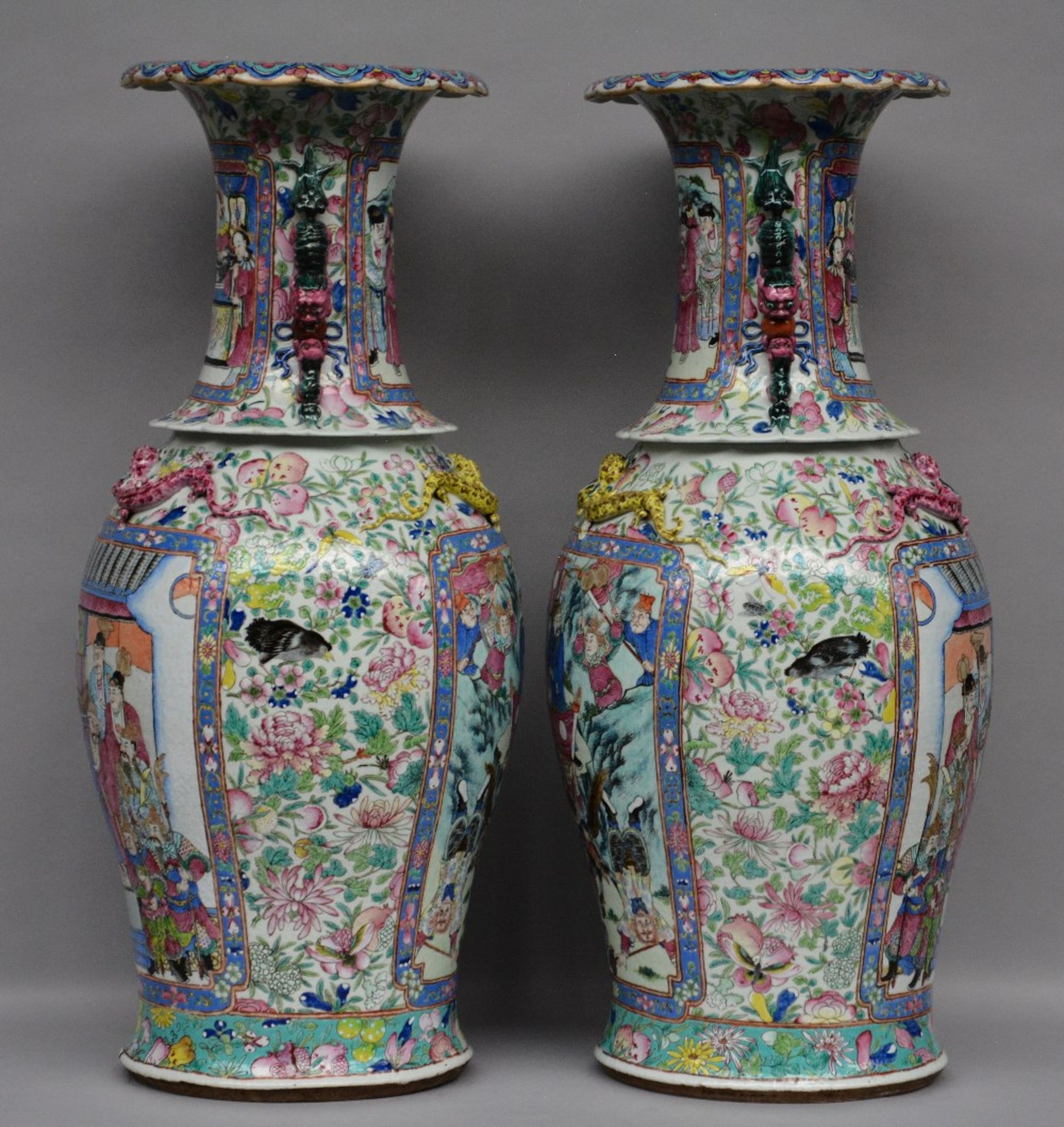 A pair of Chinese impressive famille rose vases, decorated with warriors and a court scene, one vase - Bild 2 aus 7