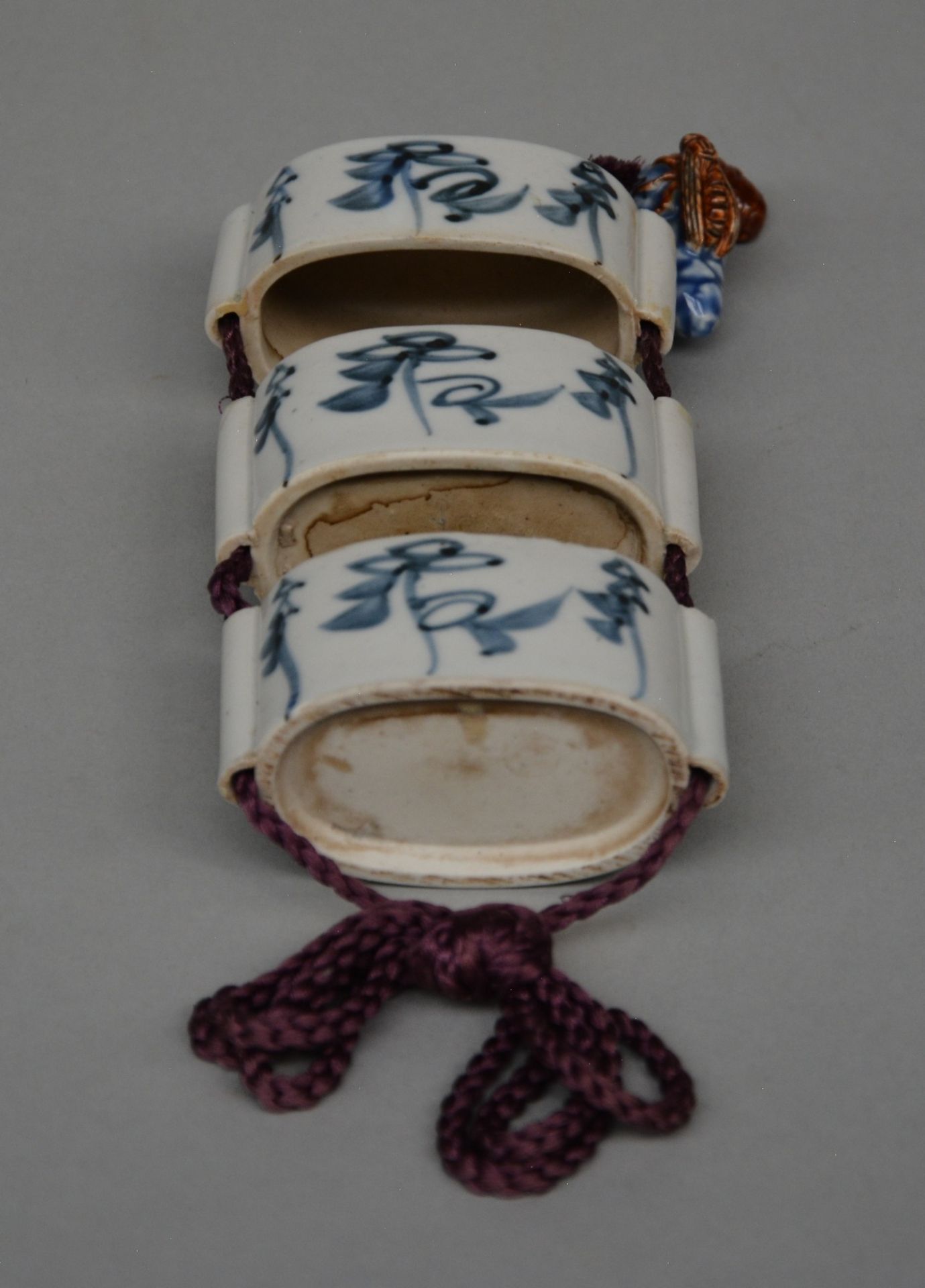 A Japanese blue and white decorated inr¨­, probably 18thC, H 10,5 cm - Bild 4 aus 4