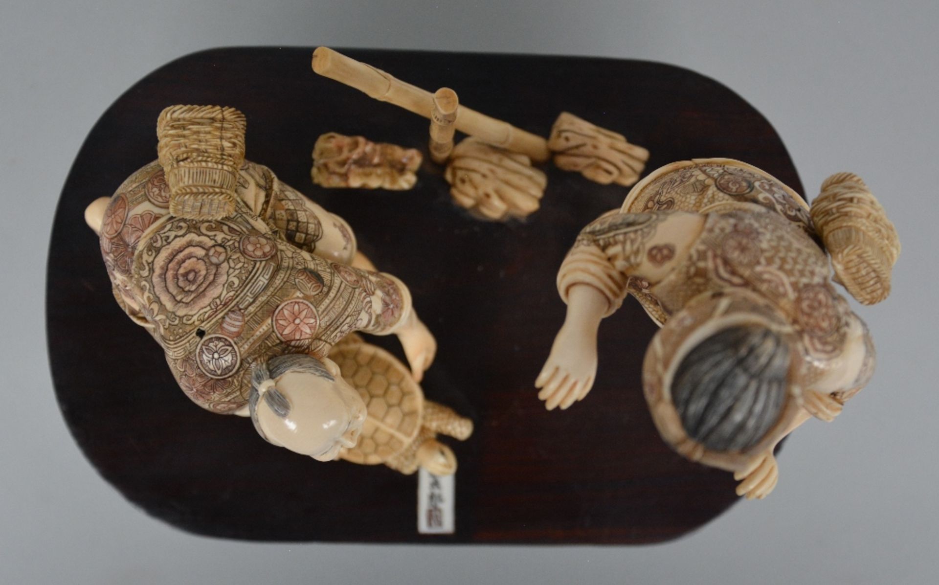 A charming Japanese ivory okimono of two figures playing with a tortoise, red and black scrimshaw - Bild 5 aus 6