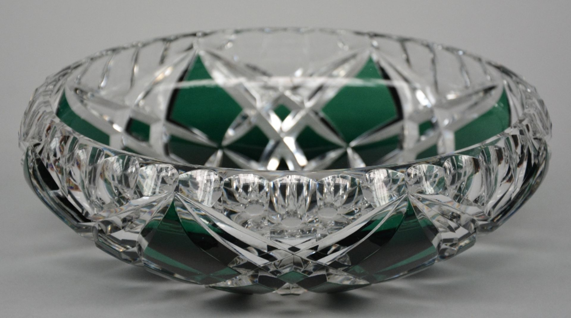 A green and white crystal VSL bowl, H 9,5 - Diameter 28 cm