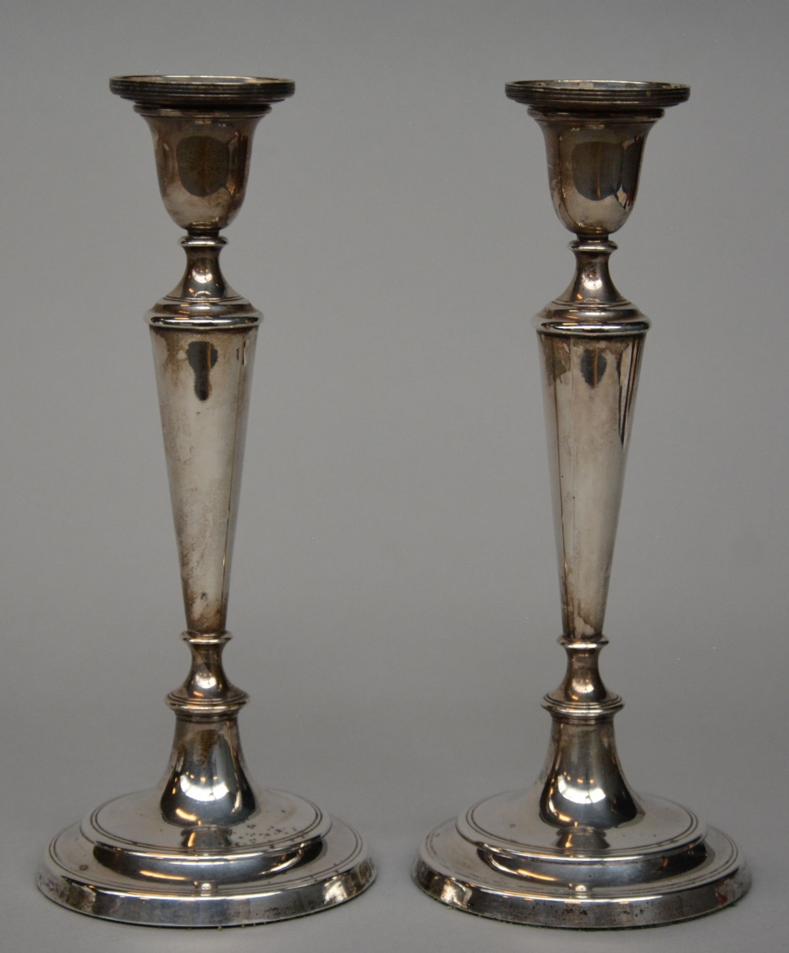 A pair of English Neo-classical silver candlesticks, hallmark London, dated 1978, H 23,5 cm, Total - Bild 2 aus 7