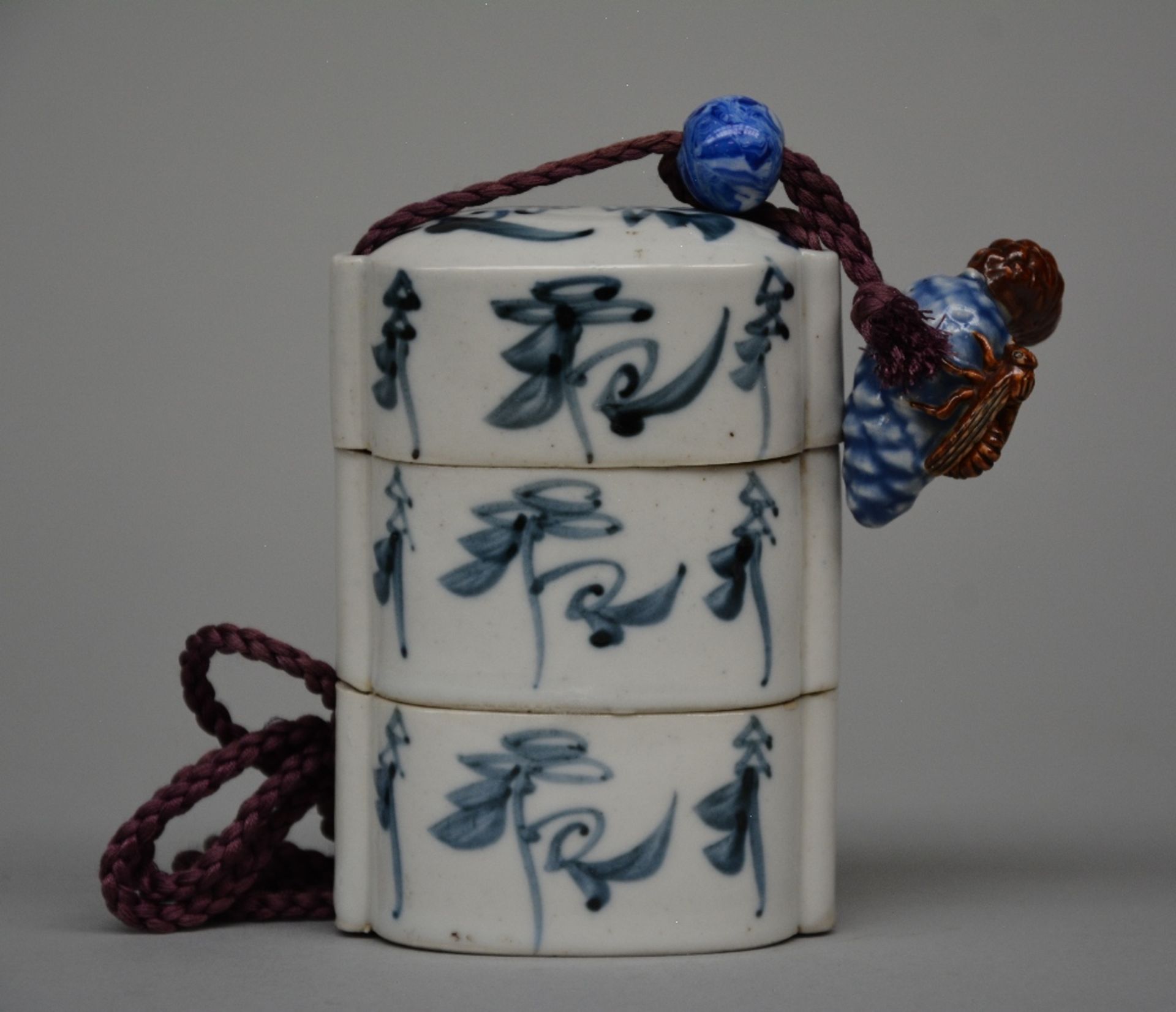 A Japanese blue and white decorated inr¨­, probably 18thC, H 10,5 cm